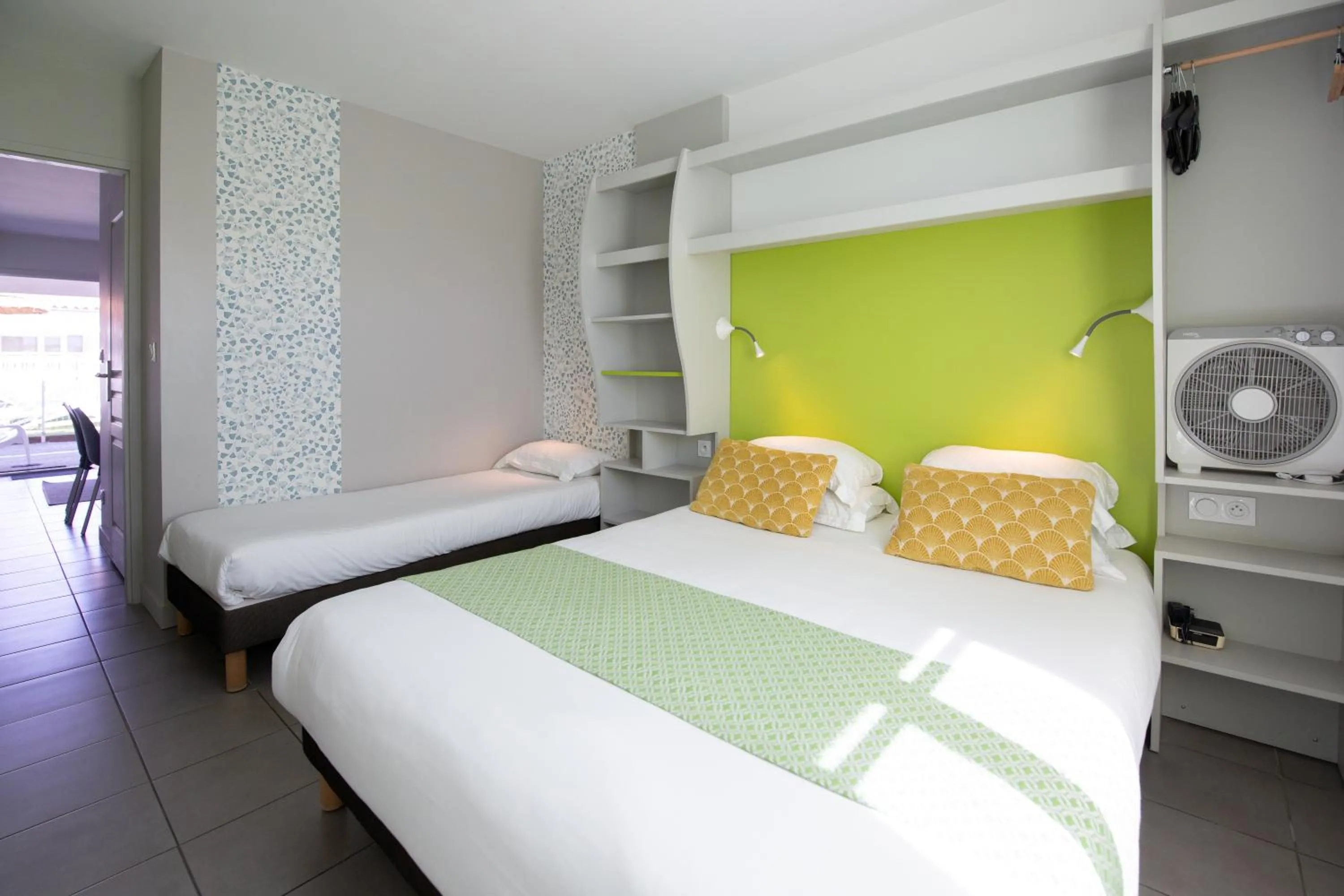 Photo of the whole room, Bed in Hôtel de Ré, "The Originals Résidence"