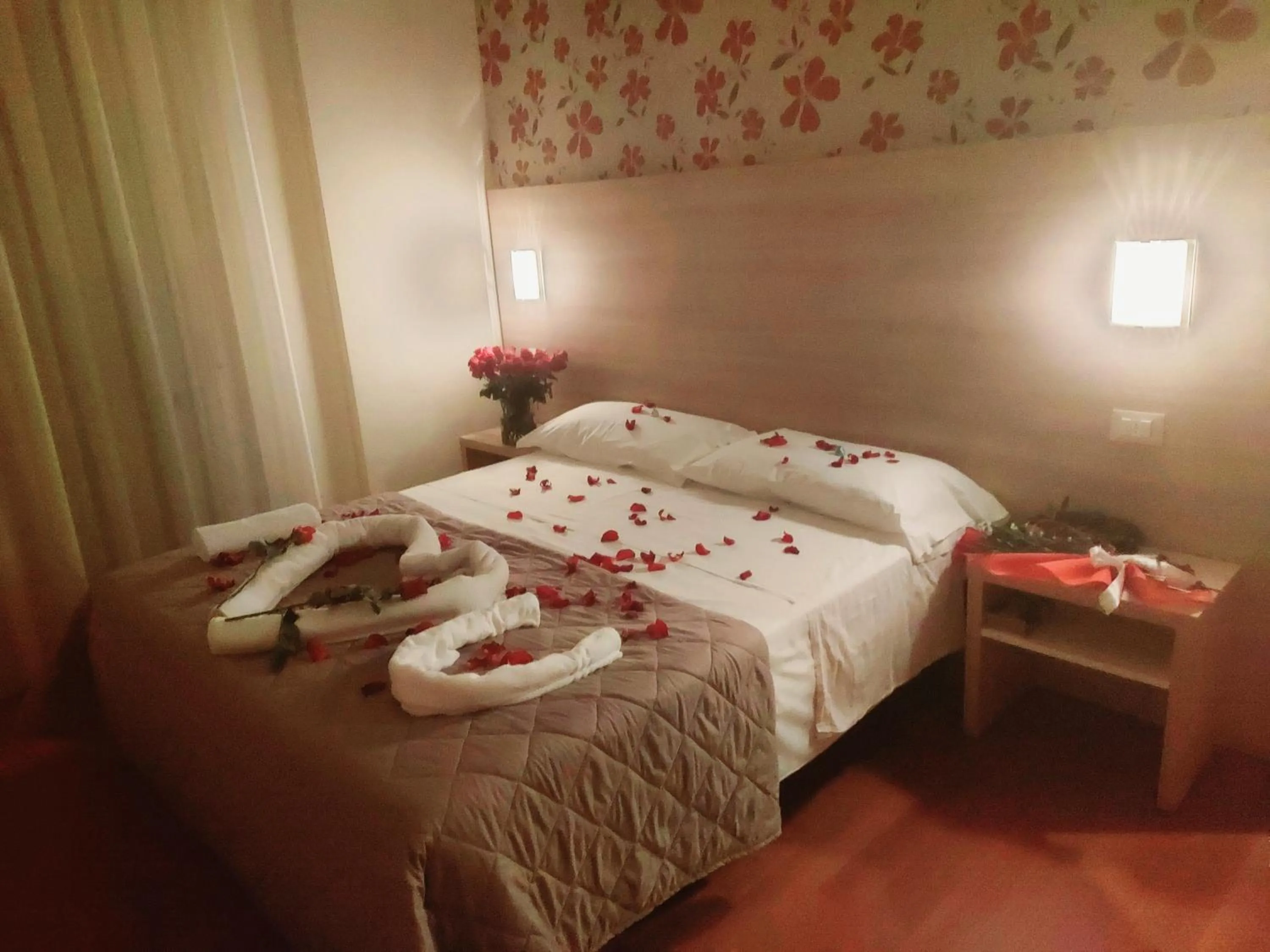 Evening entertainment, Bed in Hotel Monica