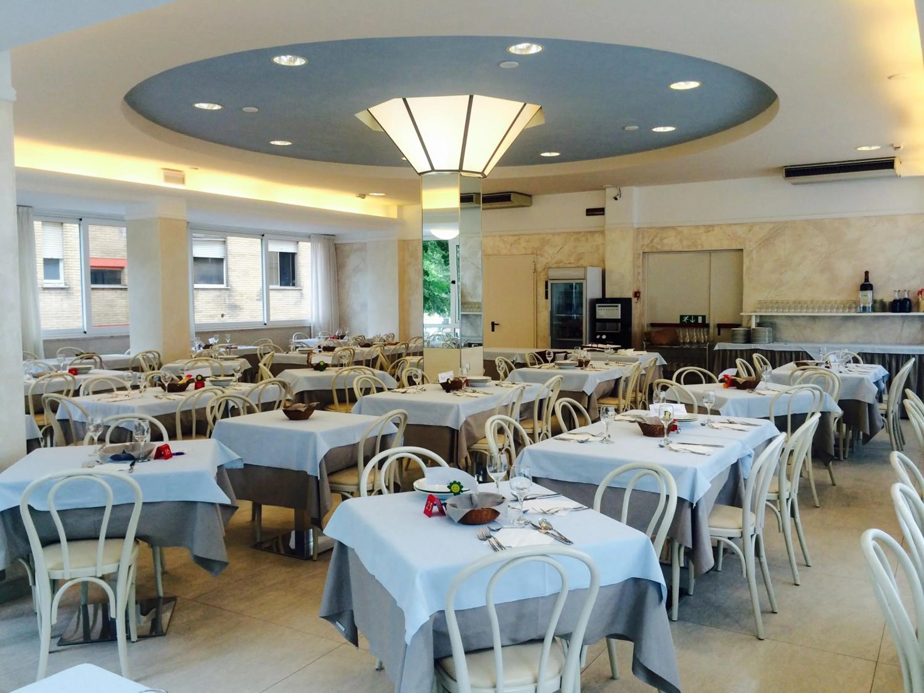 Restaurant/places to eat in Hotel Monica