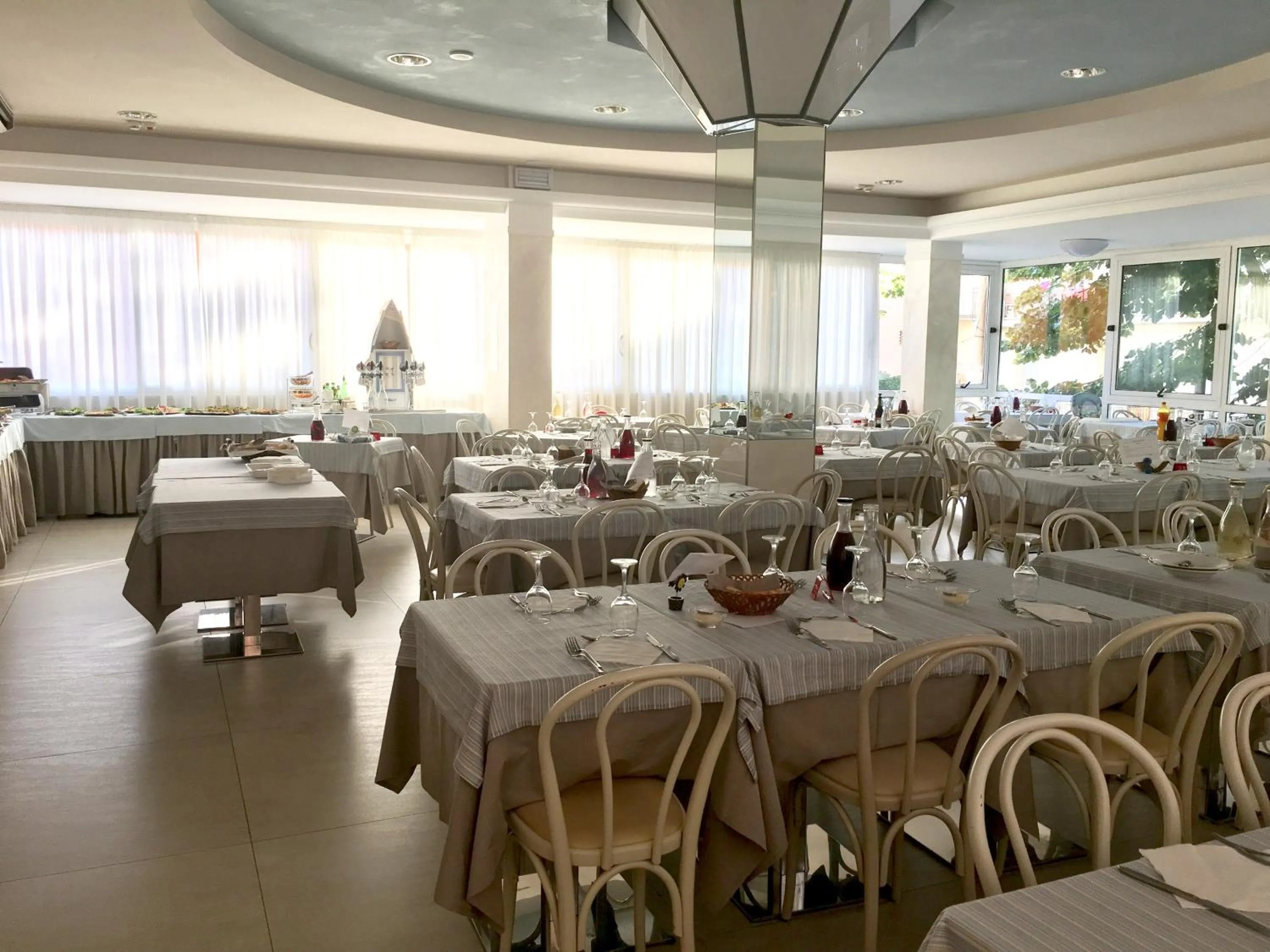 Restaurant/places to eat in Hotel Monica