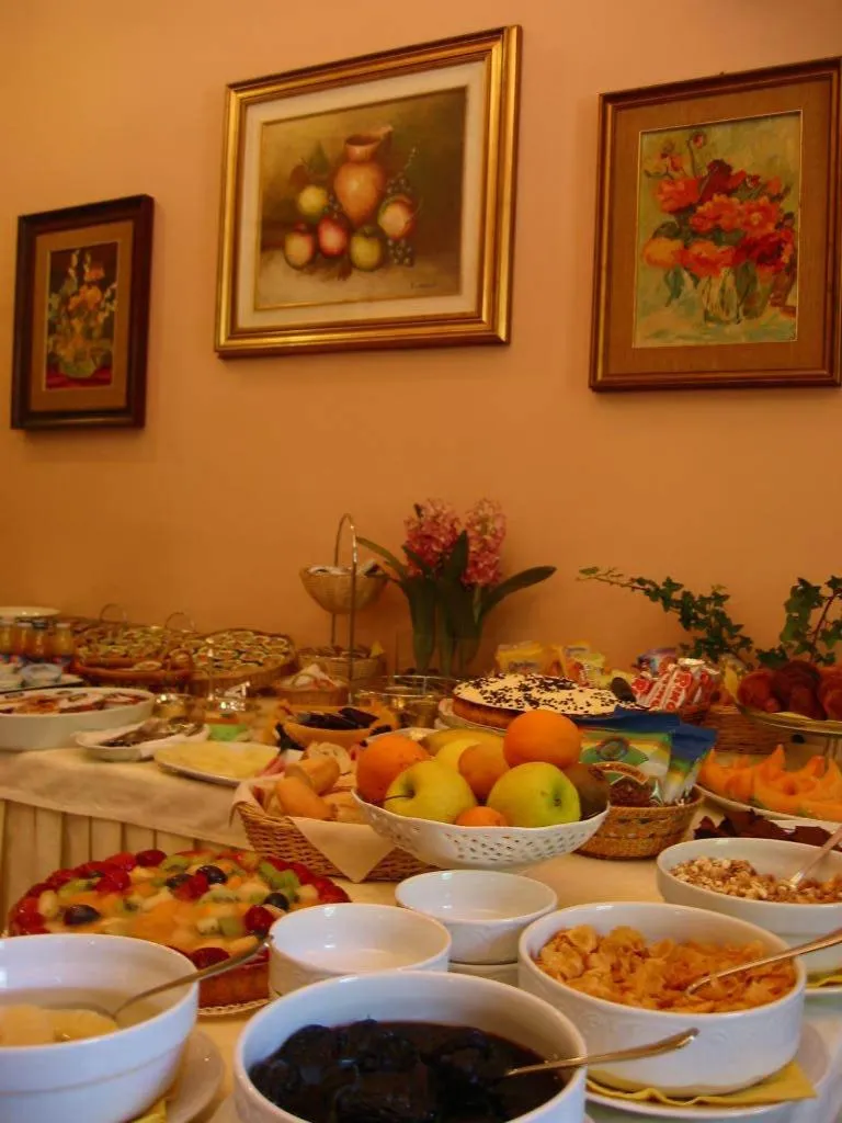 Restaurant/places to eat in Hotel Castello