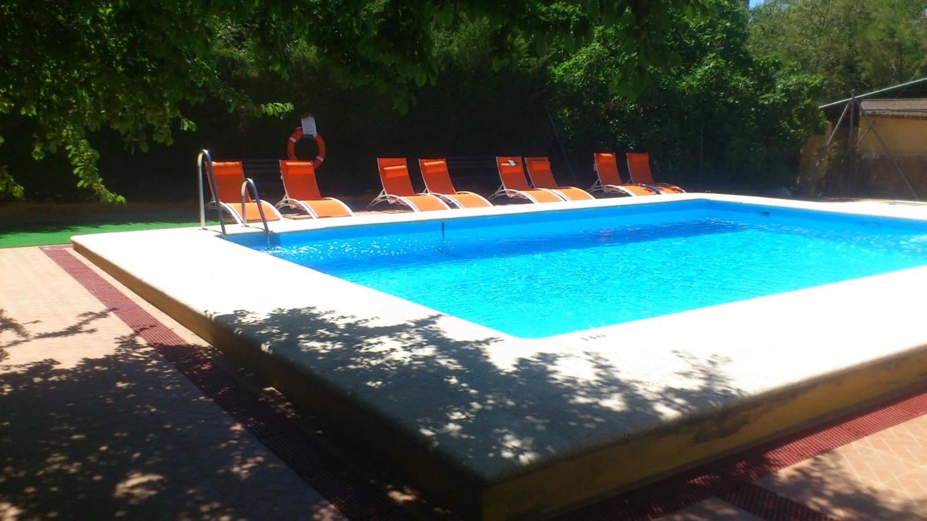 Swimming pool in Bungalows y Glamping Medina Sidonia