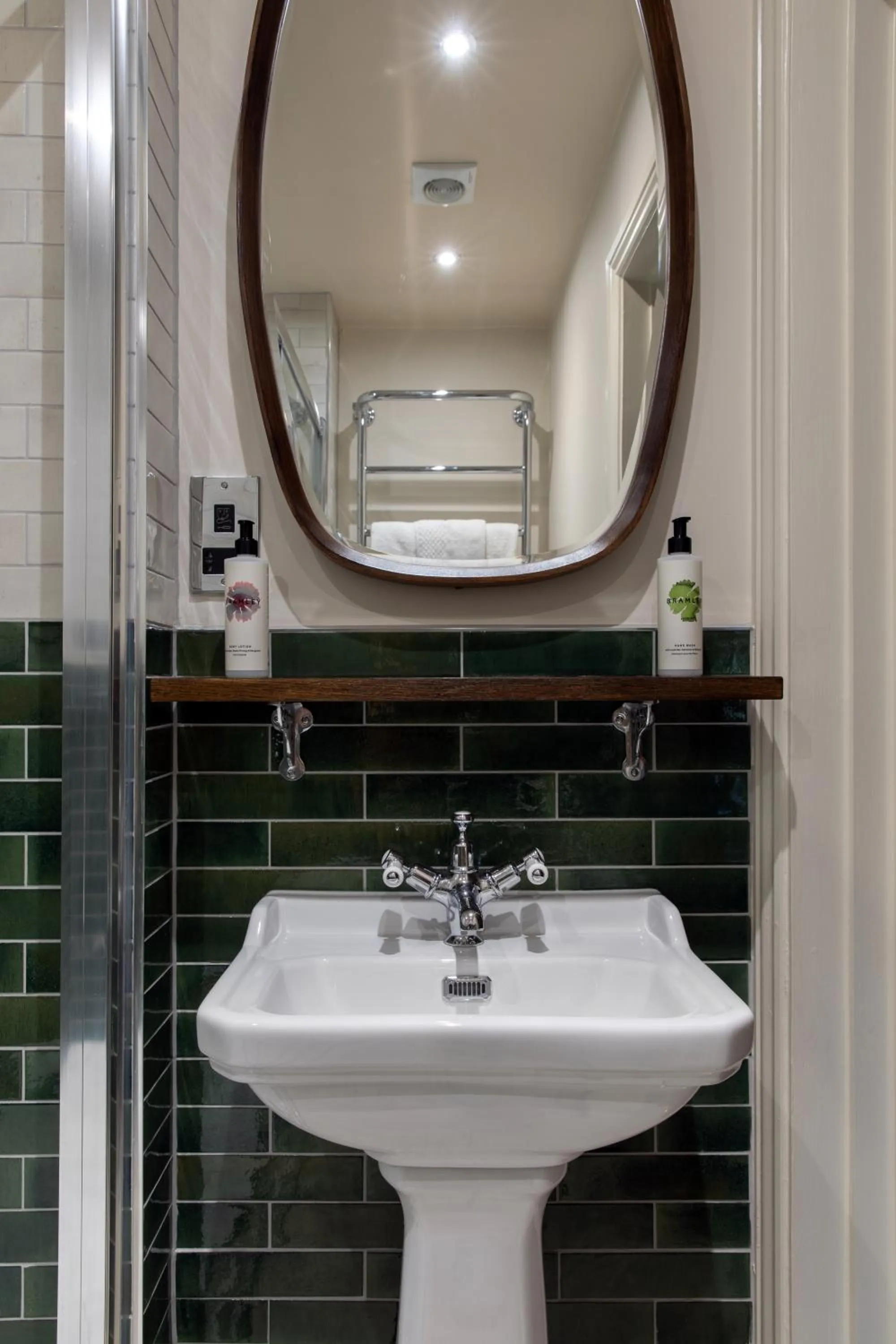 Bathroom in The Carnarvon Arms