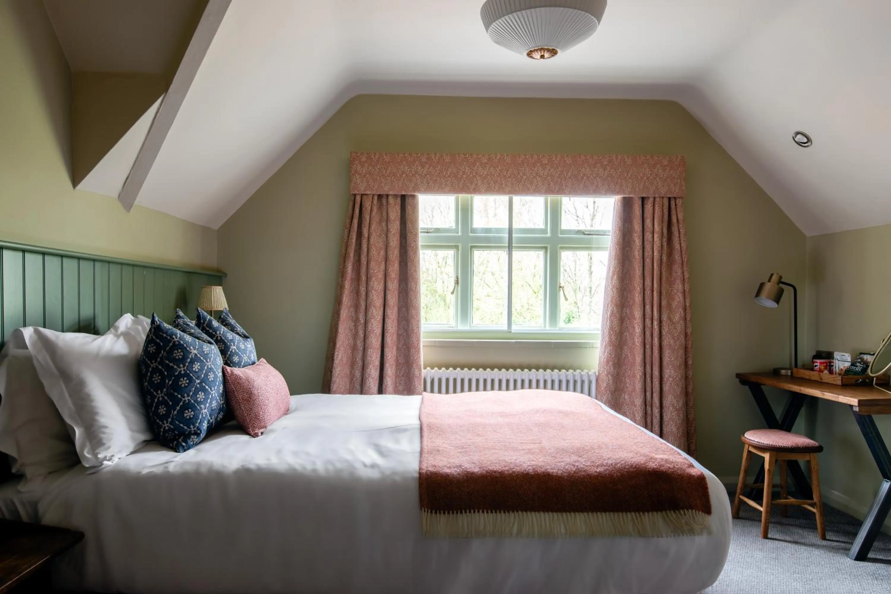 Bedroom, Bed in The Carnarvon Arms