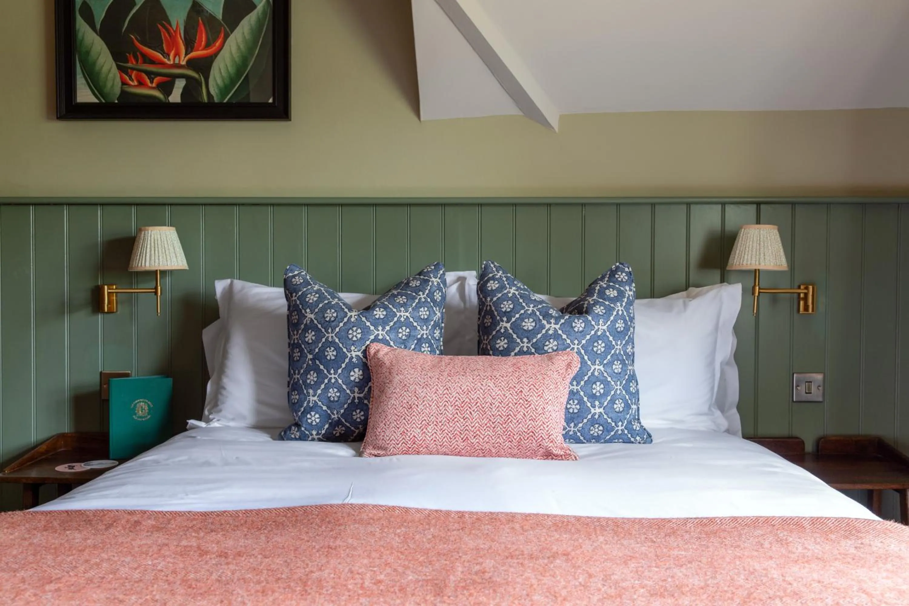 Bedroom, Bed in The Carnarvon Arms