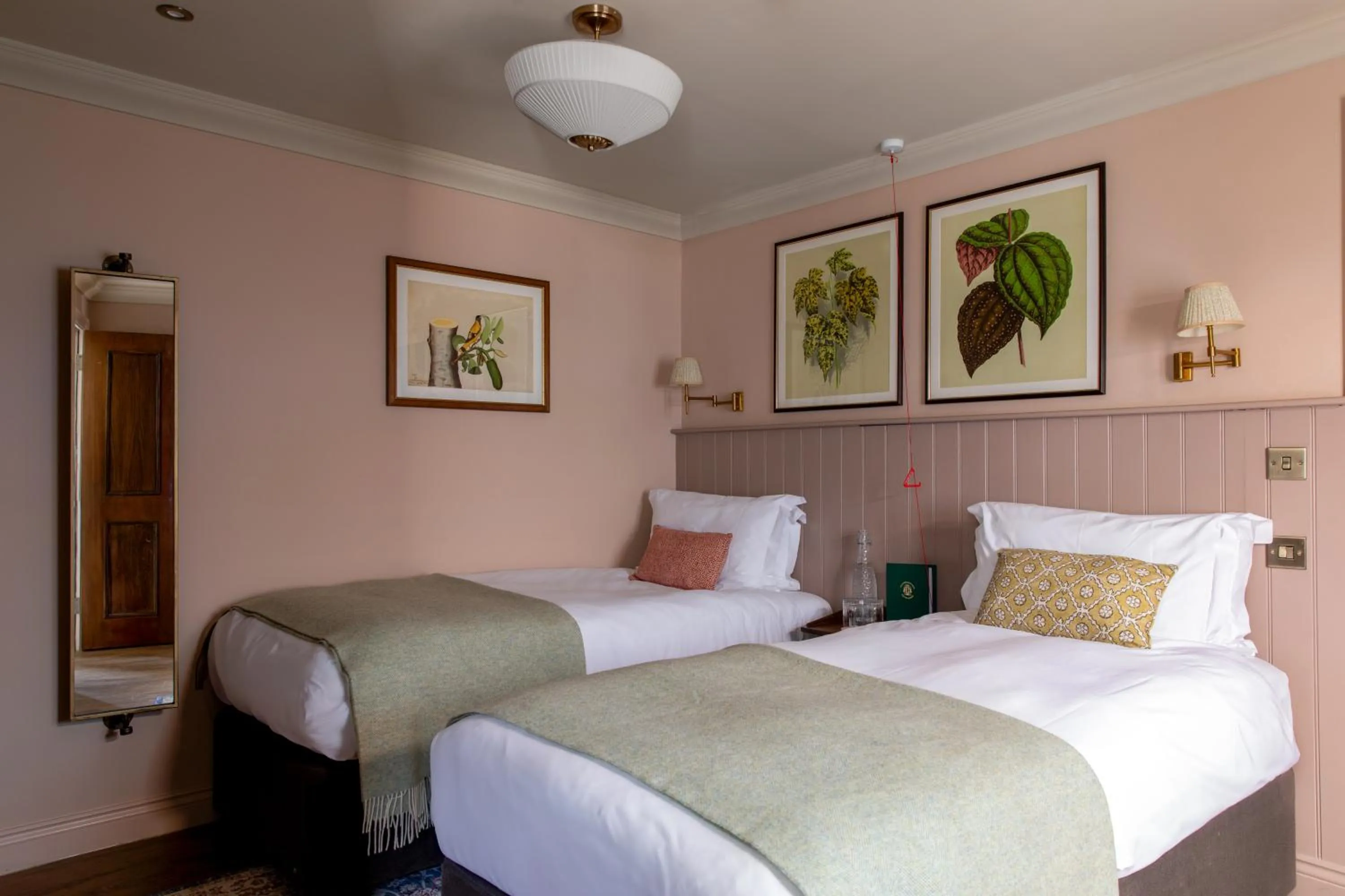 Bedroom, Bed in The Carnarvon Arms