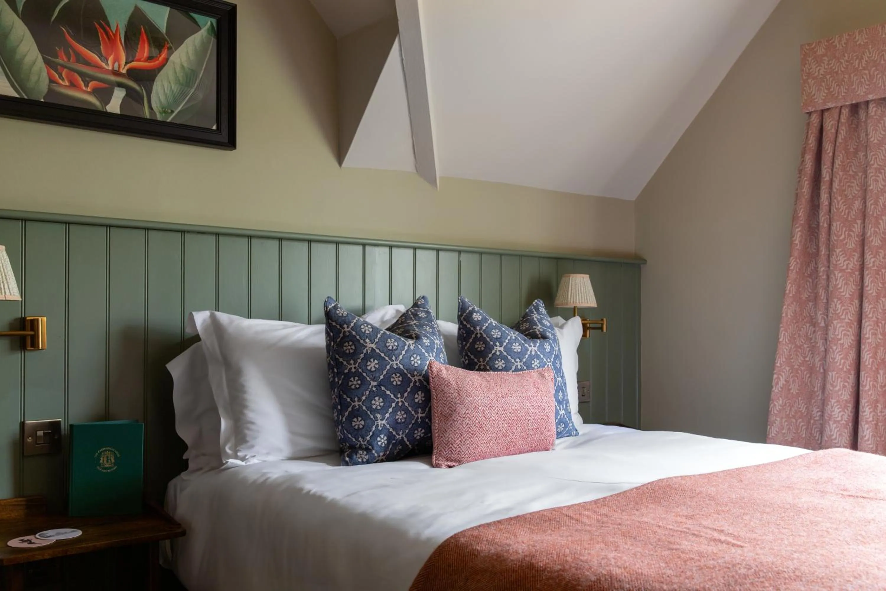 Bedroom, Bed in The Carnarvon Arms