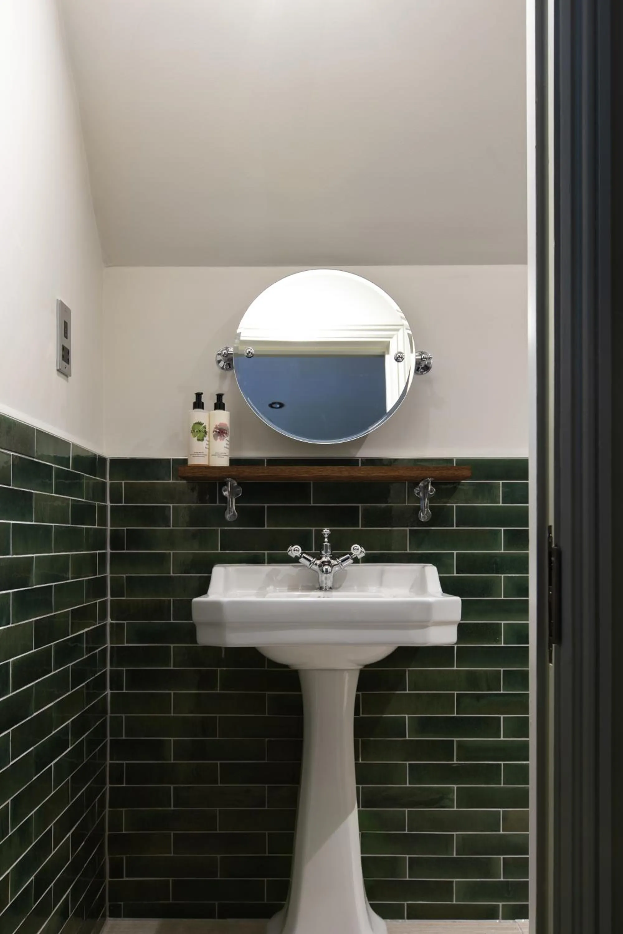 Bathroom in The Carnarvon Arms