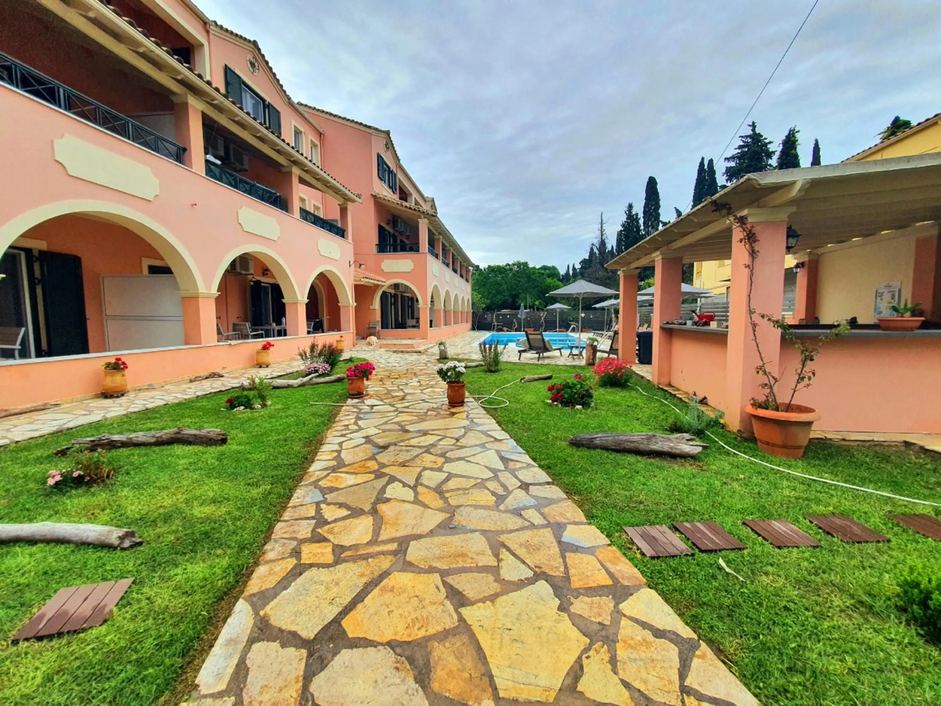 Garden in BELLA De LUX APTS
