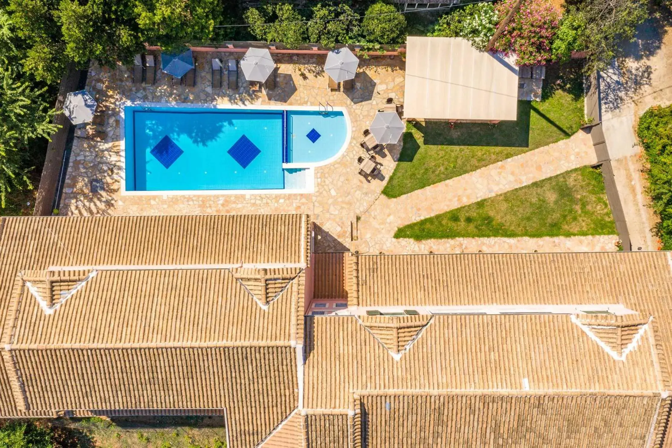 Property building in BELLA De LUX APTS Property building in BELLA De LUX APTS