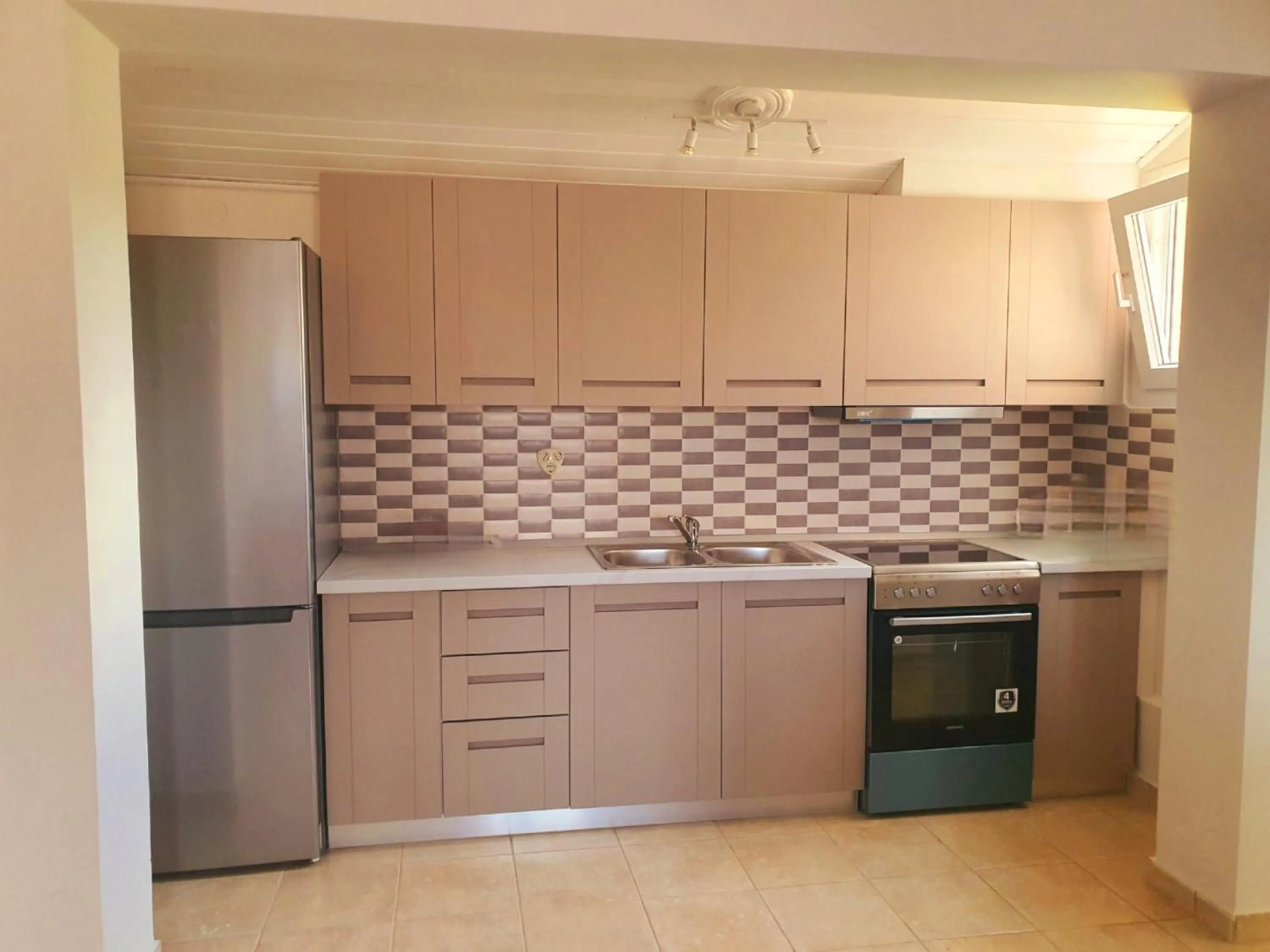 Kitchen or kitchenette in BELLA De LUX APTS