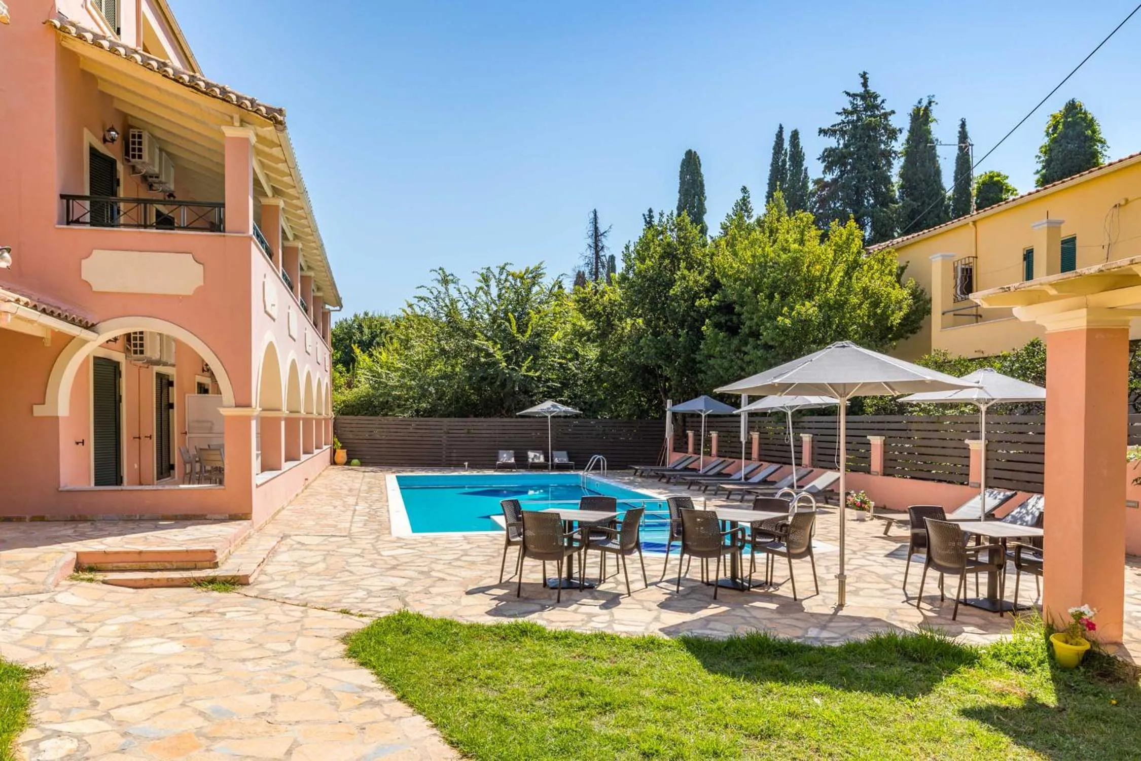 Patio in BELLA De LUX APTS