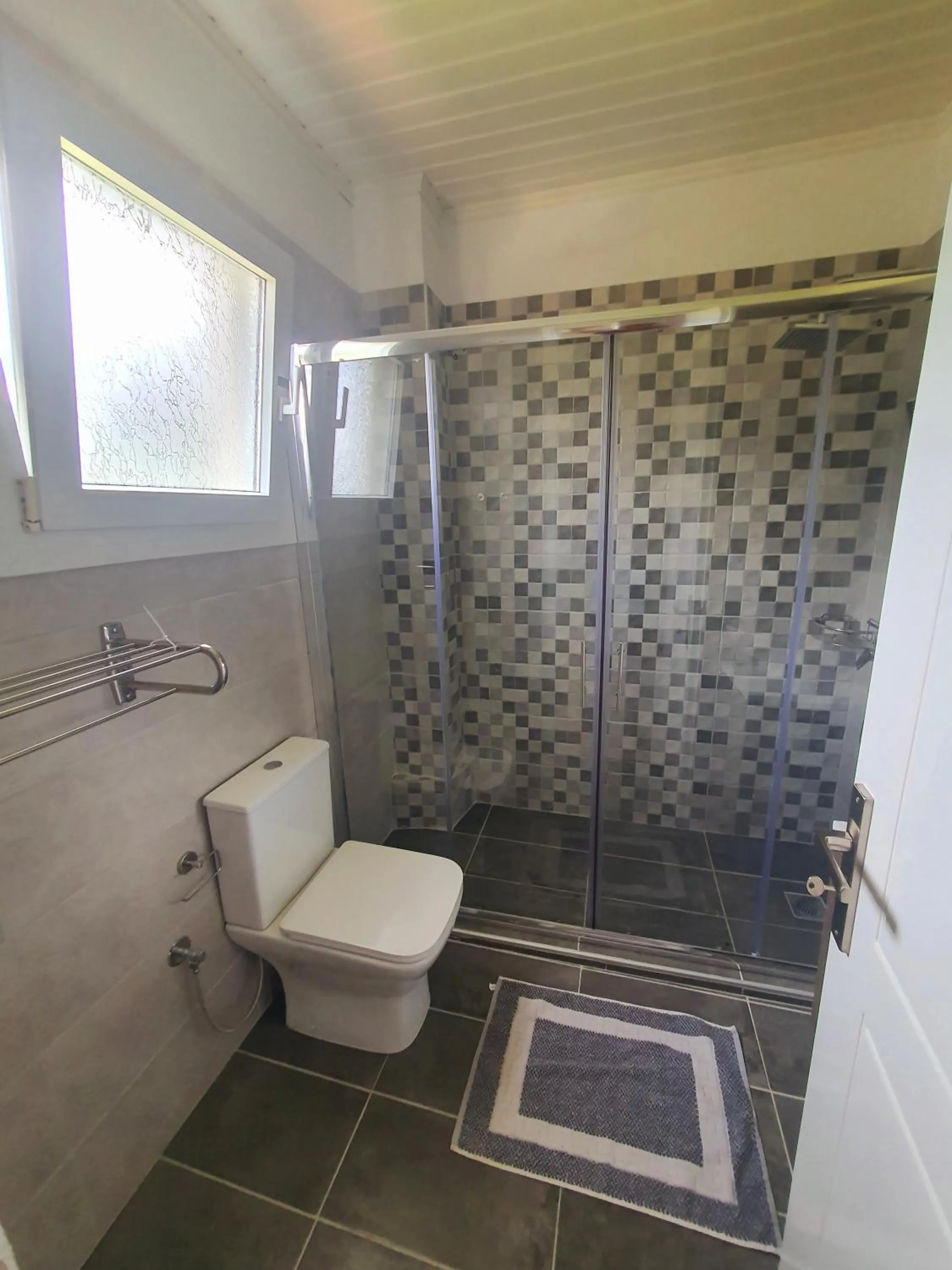 Shower in BELLA De LUX APTS