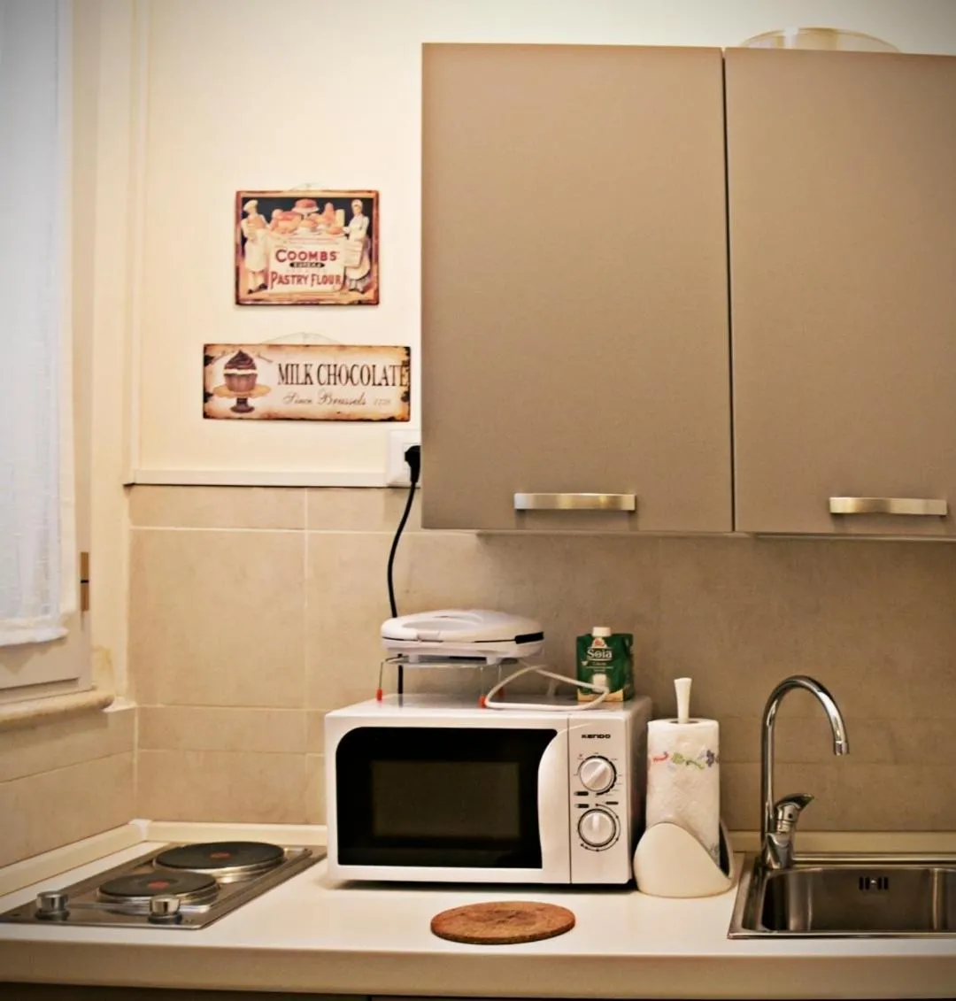 Communal kitchen in B&B Piazza Del Popolo