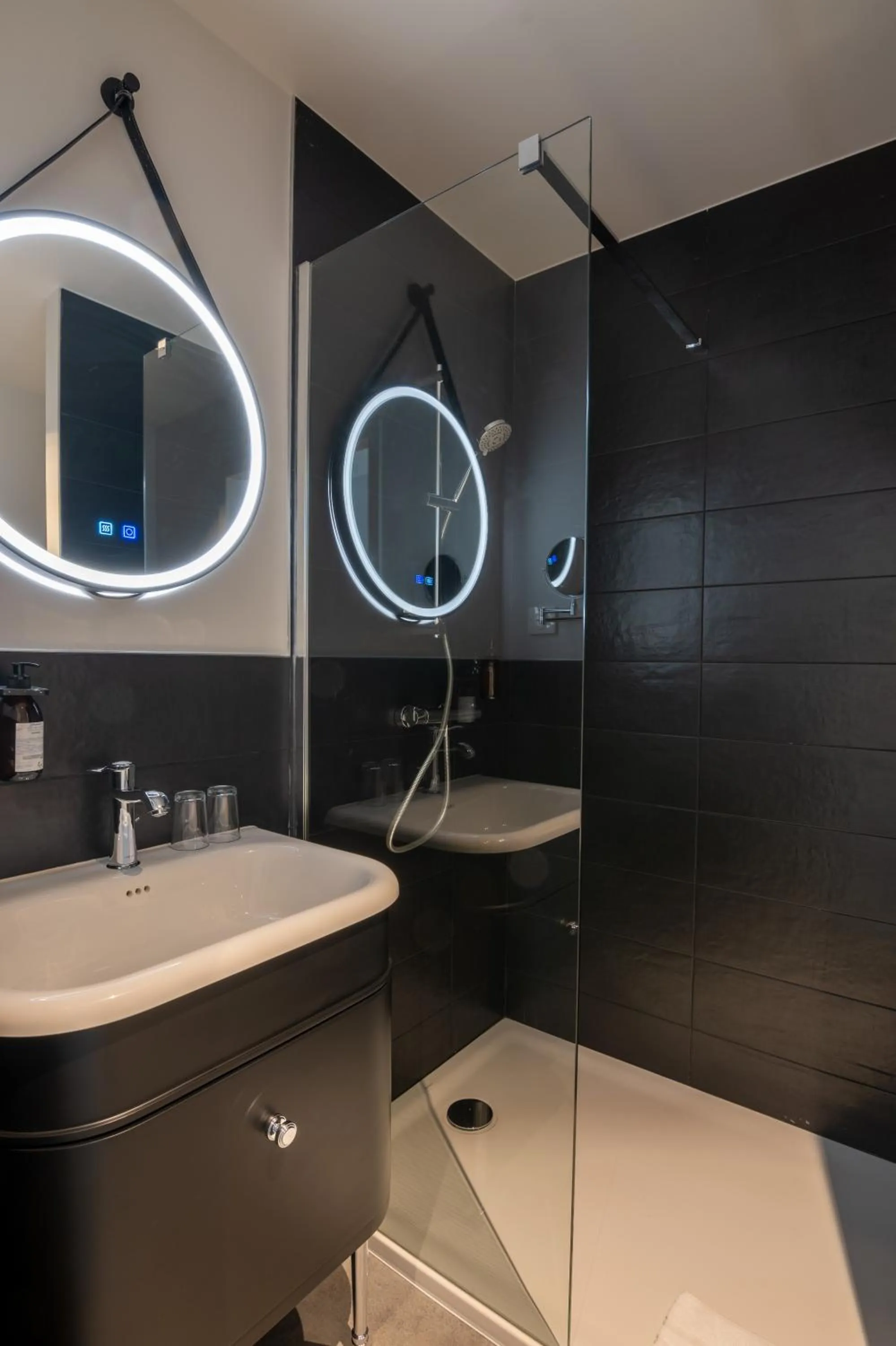 Bathroom in The Originals City, Ara Hôtel, Landerneau