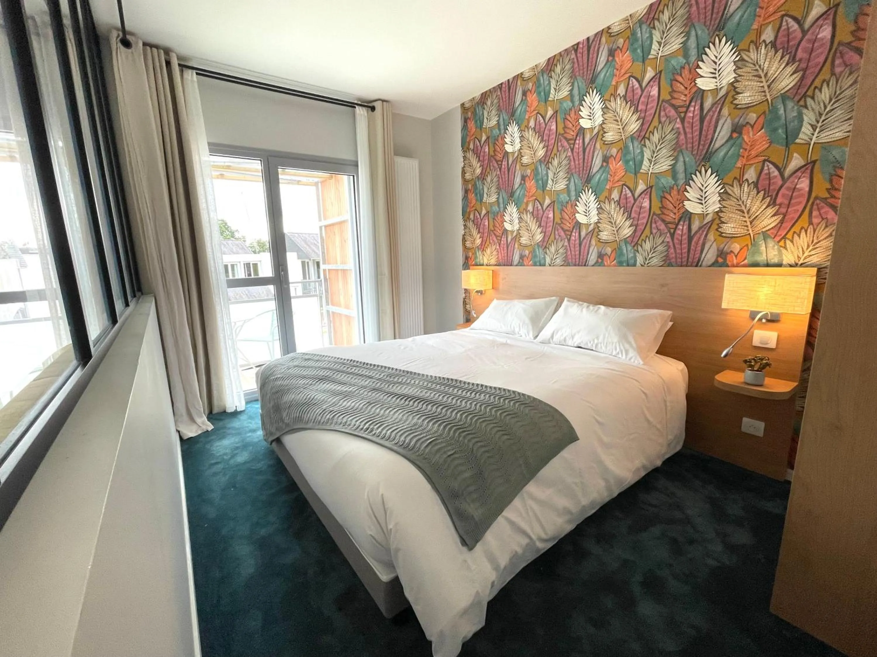 Balcony/Terrace, Bed in The Originals City, Ara Hôtel, Landerneau