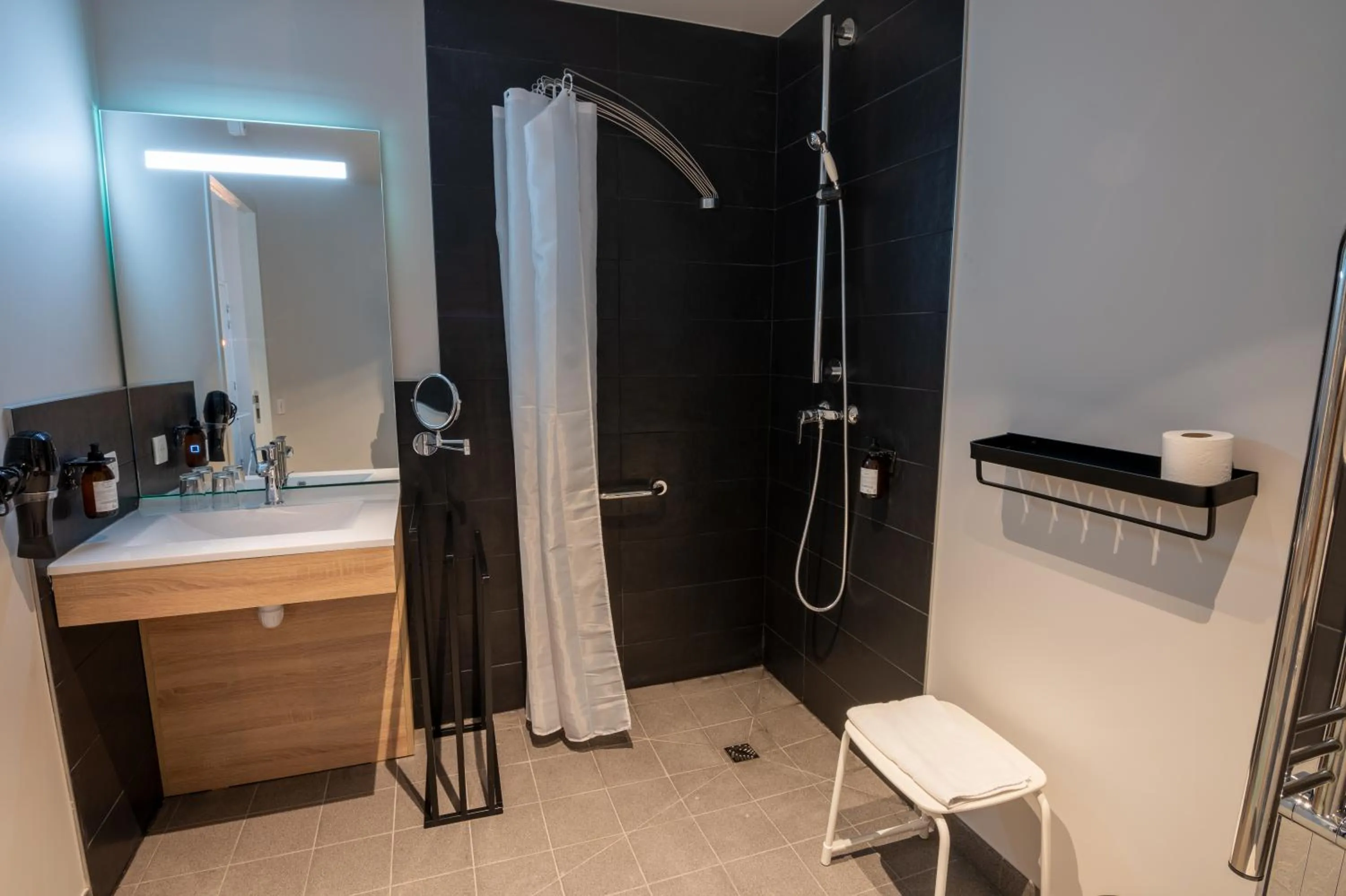 Bathroom in The Originals City, Ara Hôtel, Landerneau