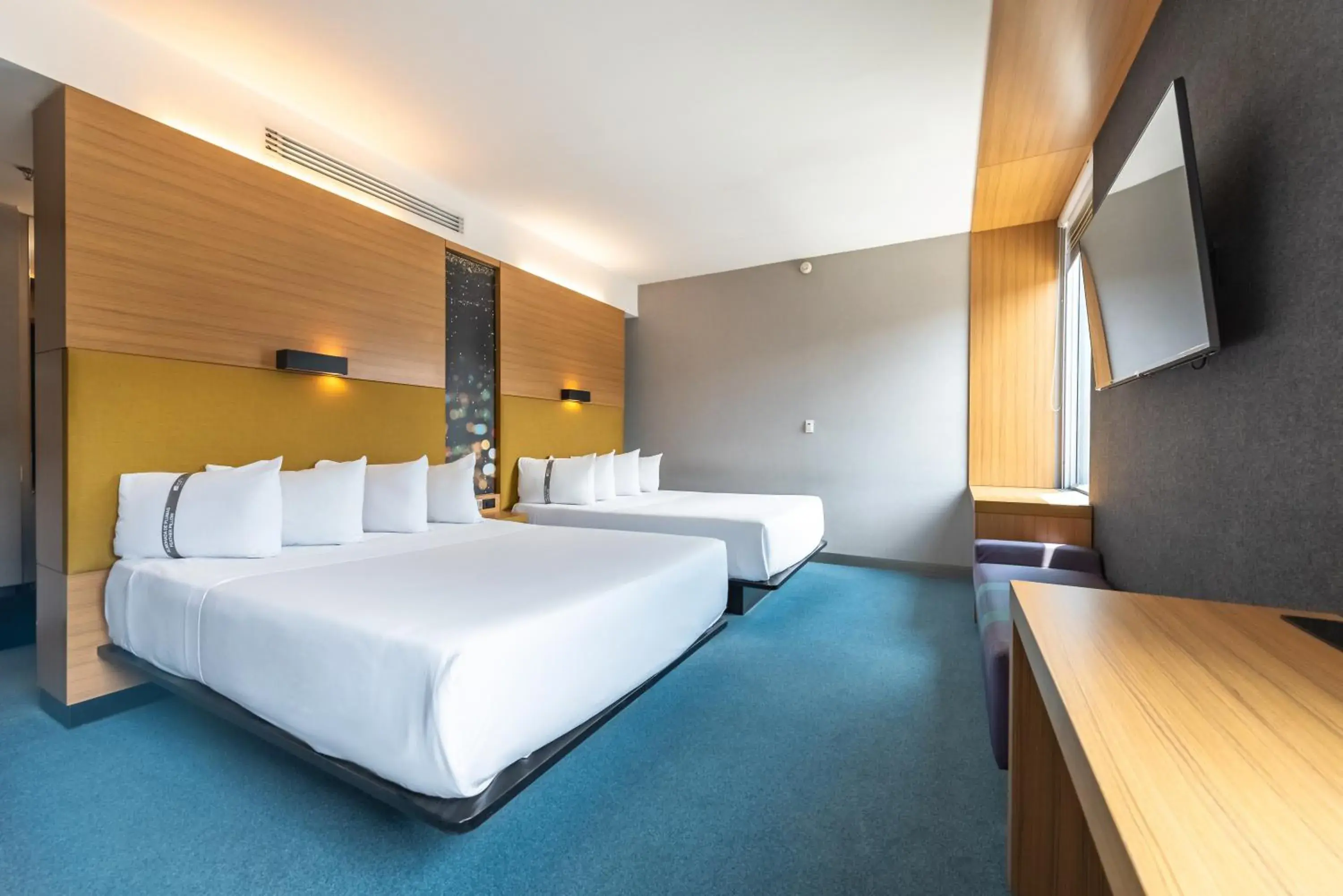 TV and multimedia, Bed in Aloft Bogotá Airport TV and multimedia, Bed in Aloft Bogotá Airport