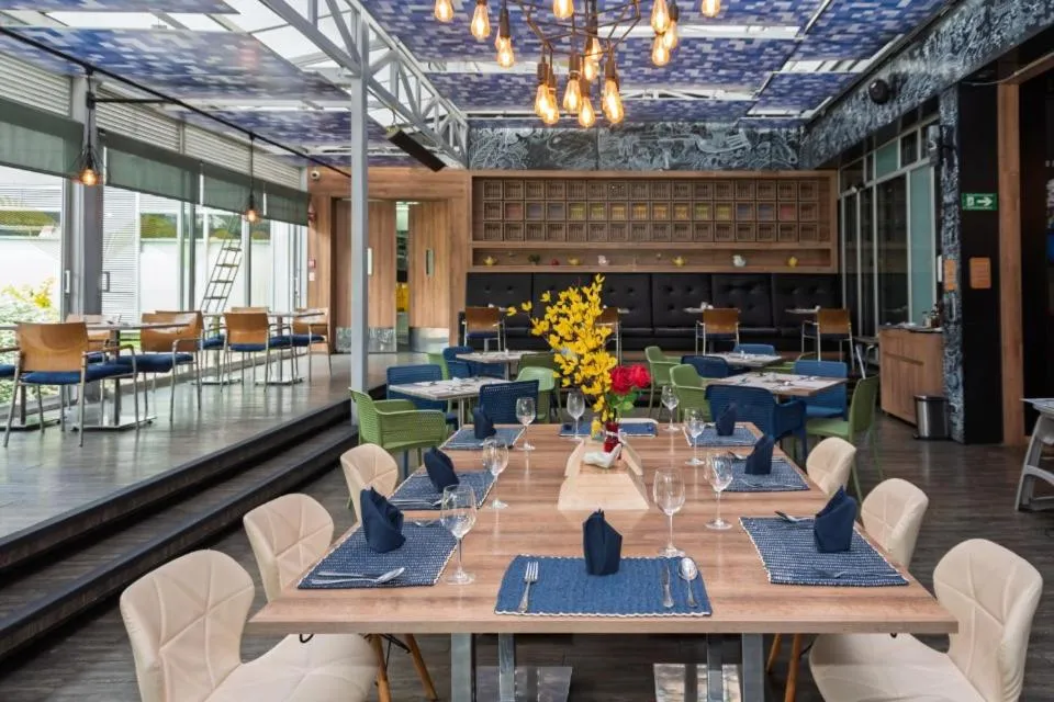 Restaurant/places to eat in Aloft Bogotá Airport