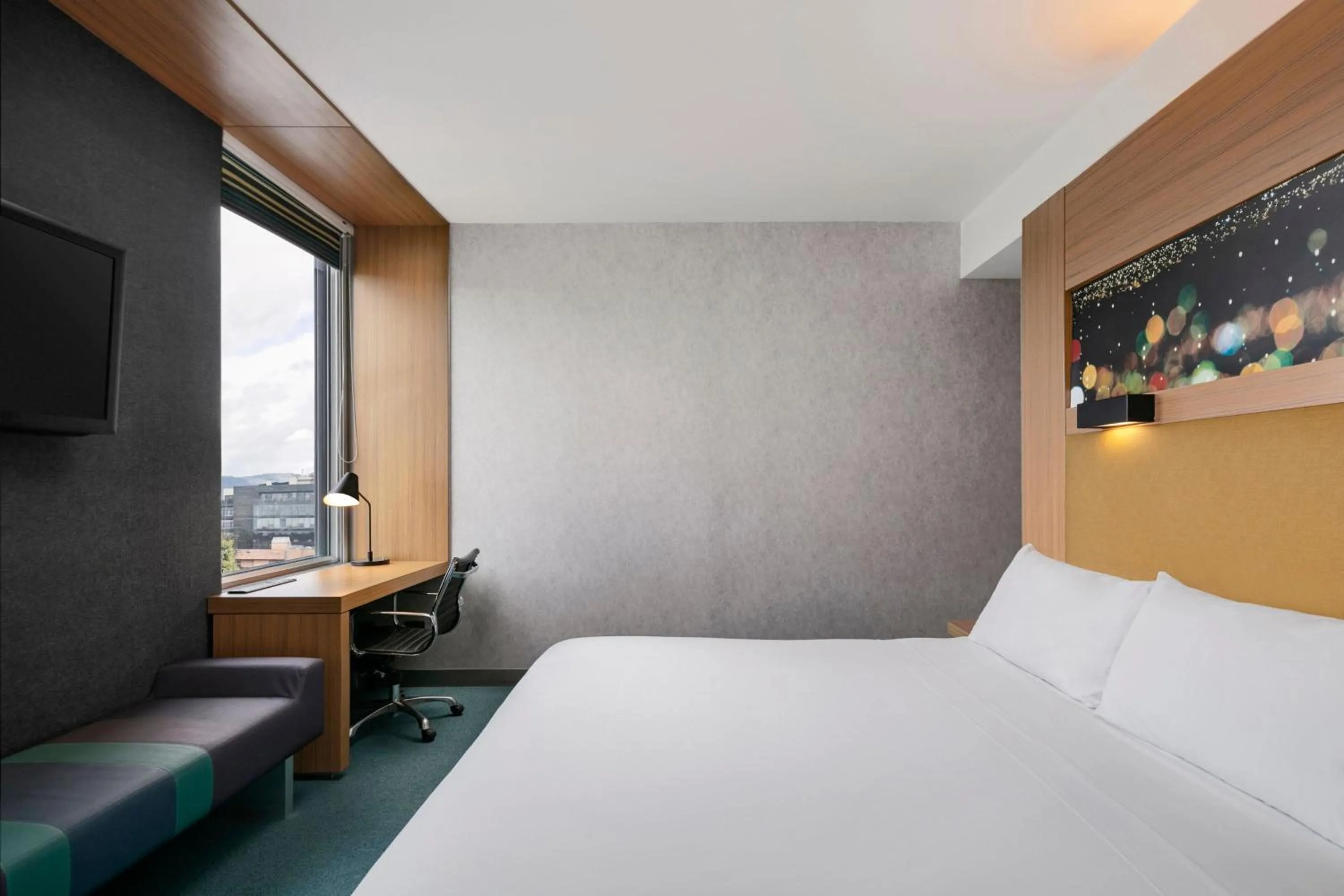 Photo of the whole room, Bed in Aloft Bogotá Airport