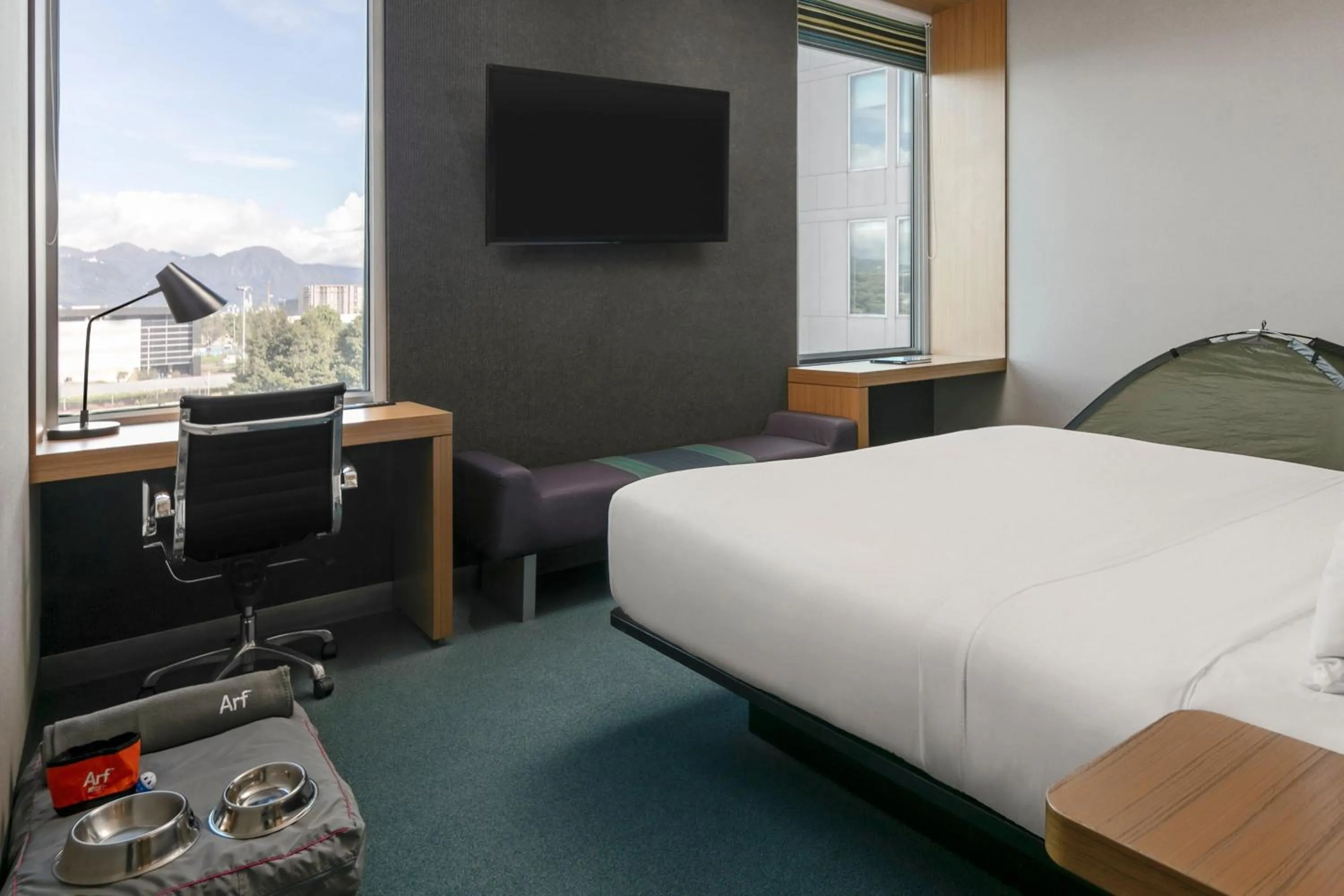 Photo of the whole room, Bed in Aloft Bogotá Airport