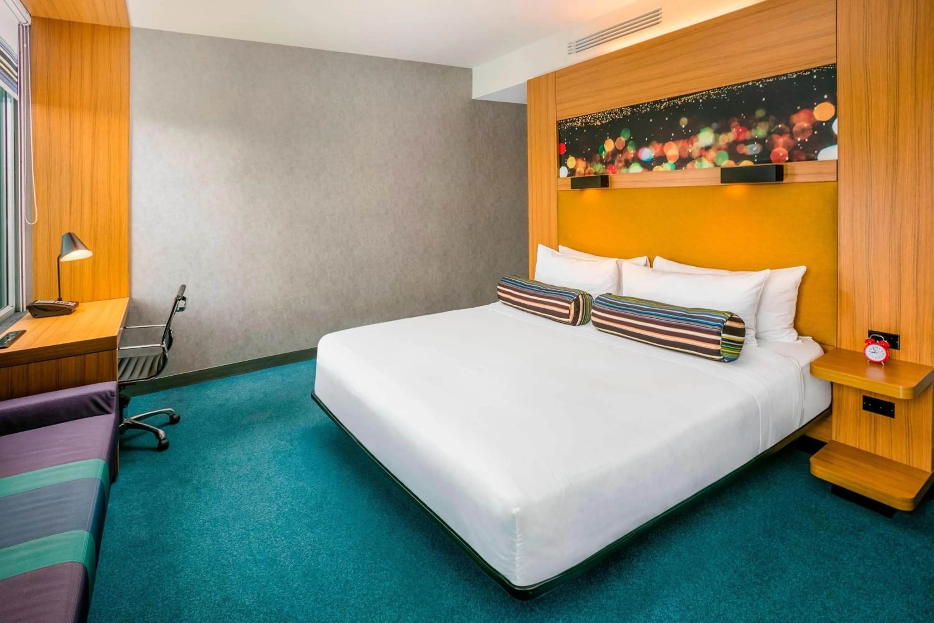 Photo of the whole room, Bed in Aloft Bogotá Airport