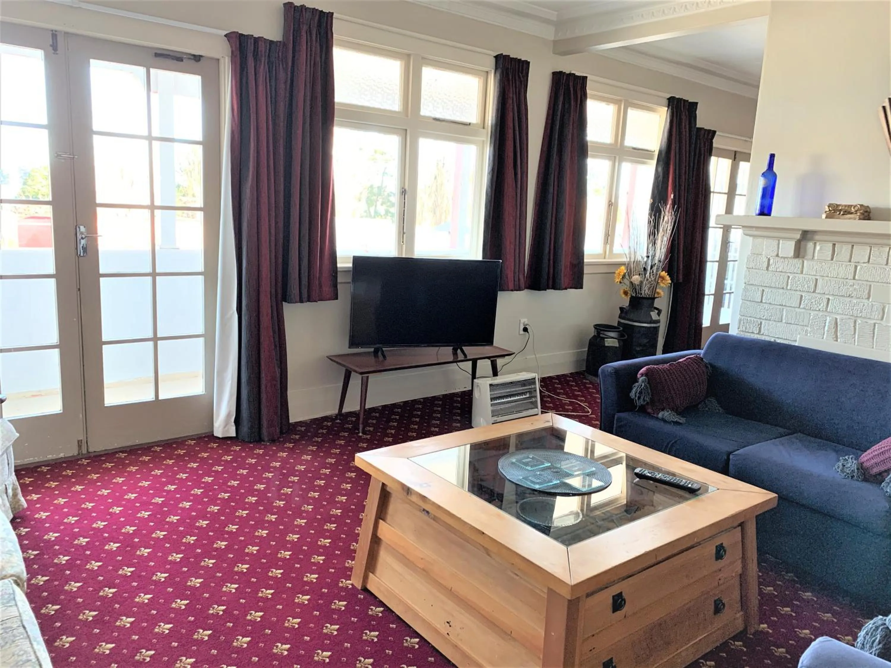 Communal lounge/ TV room in Ranfurly Hotel