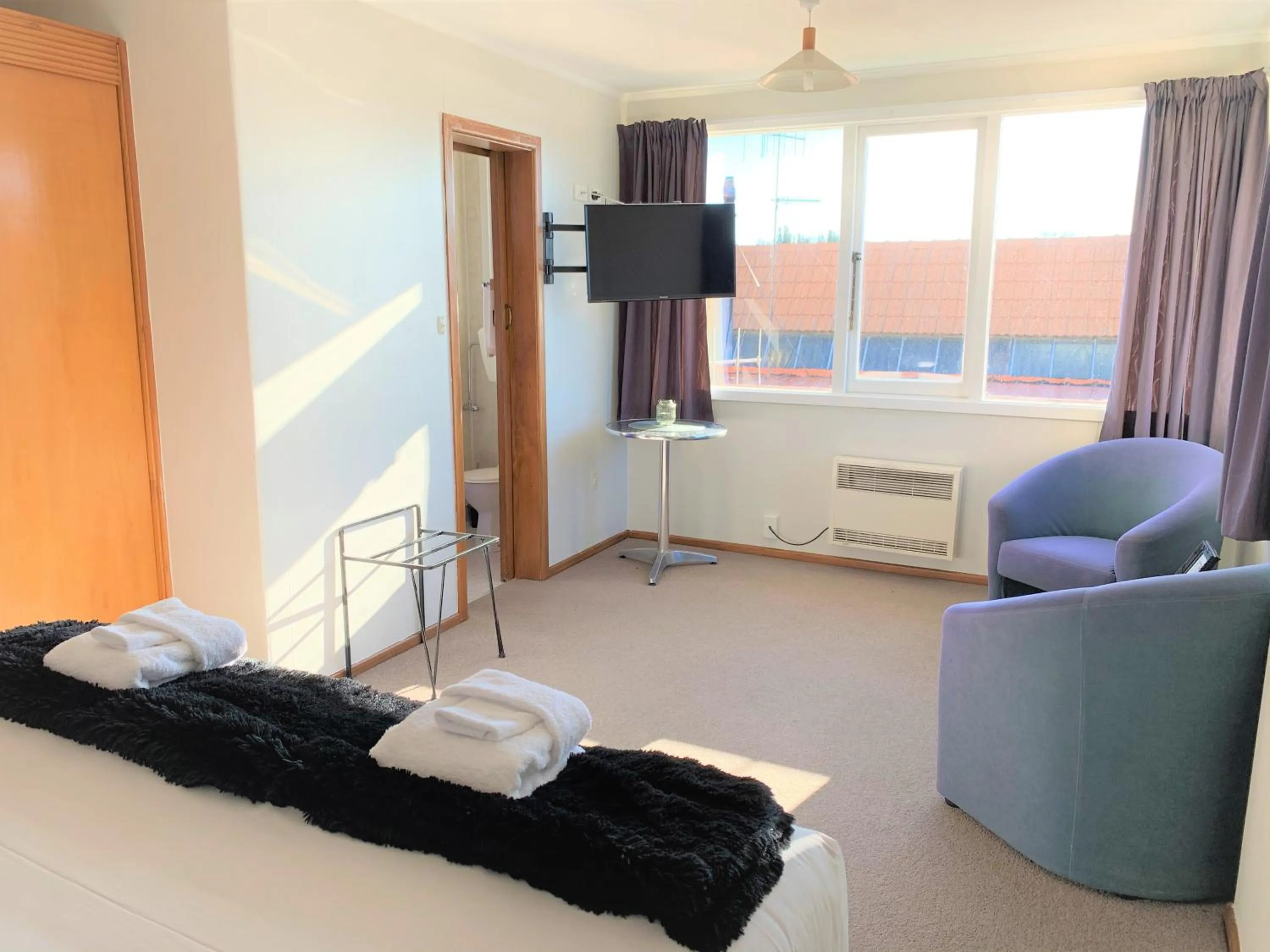 Photo of the whole room, Bed in Ranfurly Hotel