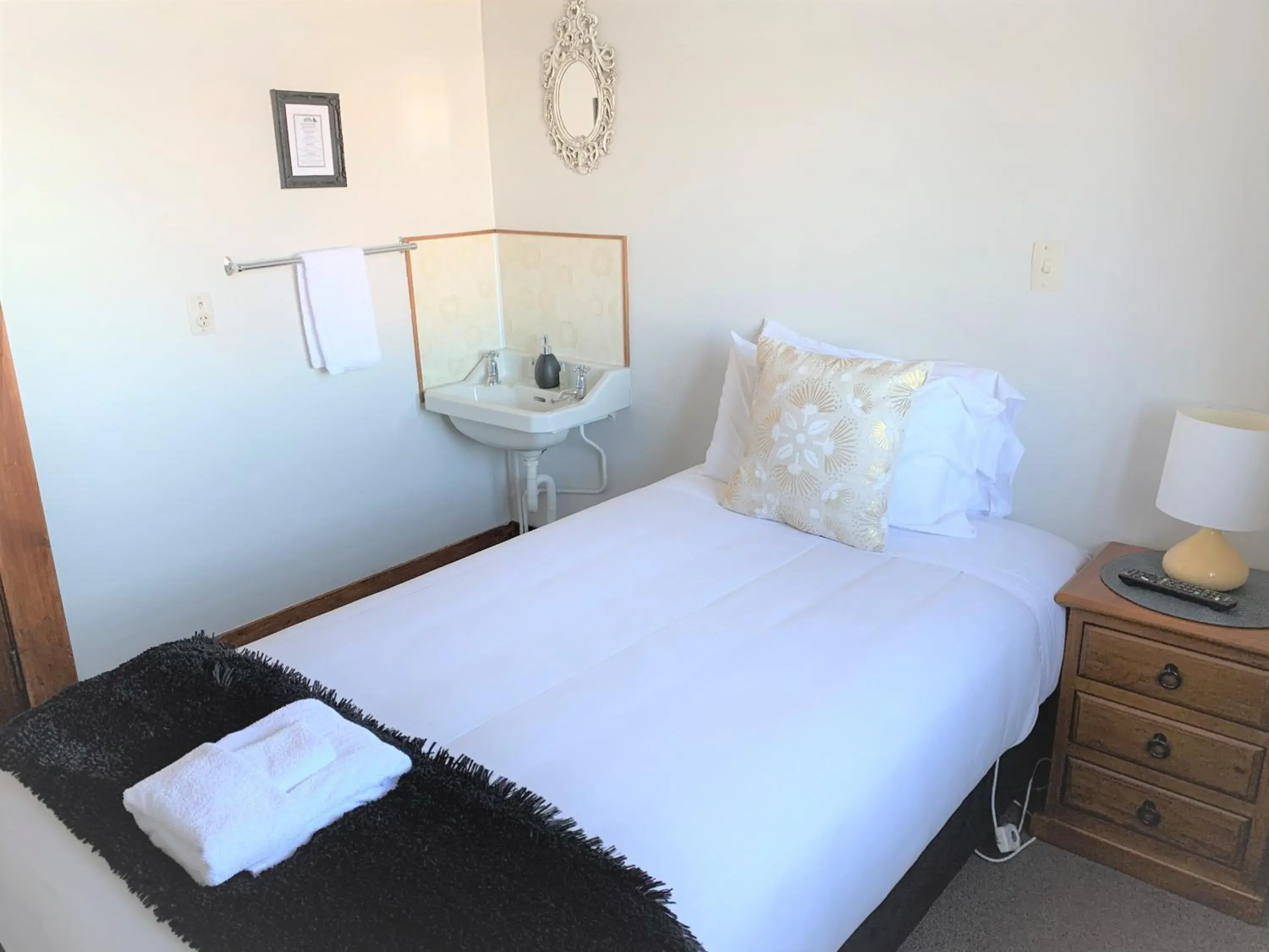 Standard Single Room with Shared Bathroom - single occupancy in Ranfurly Hotel Standard Single Room with Shared Bathroom - single occupancy in Ranfurly Hotel