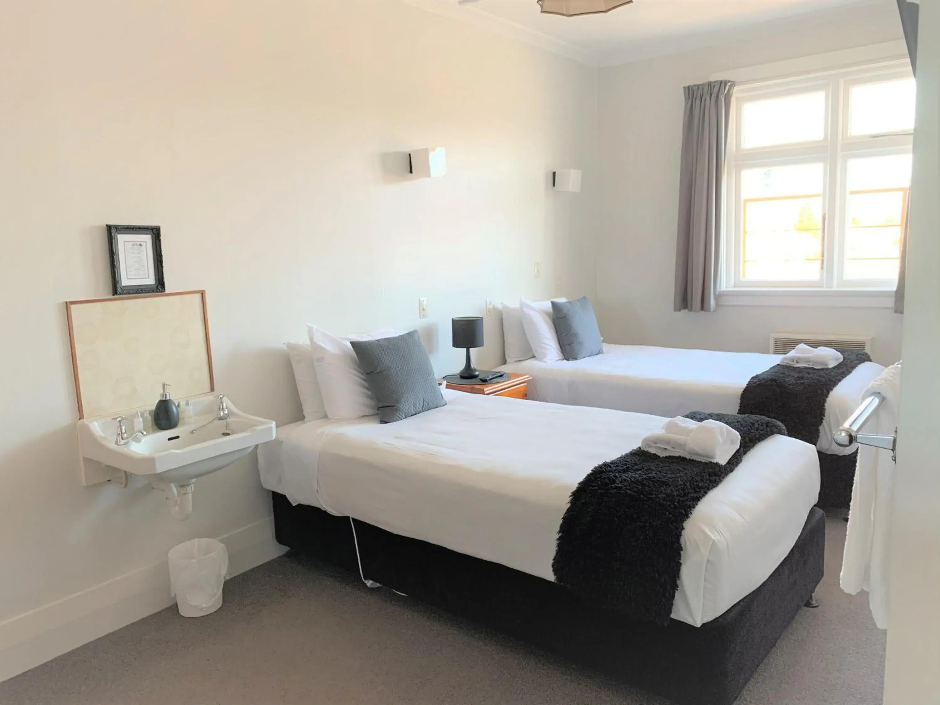 Standard Twin Room with Shared Bathroom in Ranfurly Hotel Standard Twin Room with Shared Bathroom in Ranfurly Hotel