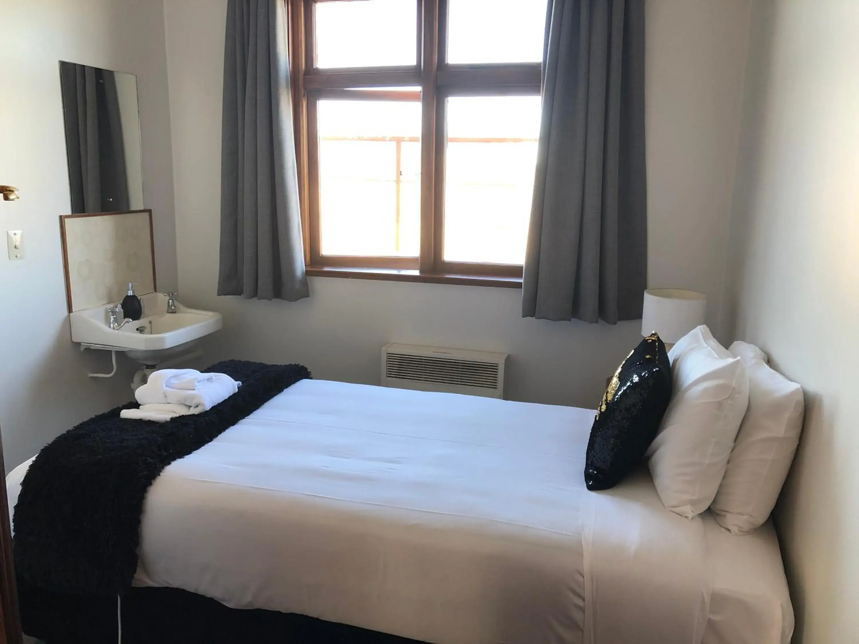 Single Room with Shared Bathroom - single occupancy in Ranfurly Hotel Single Room with Shared Bathroom - single occupancy in Ranfurly Hotel