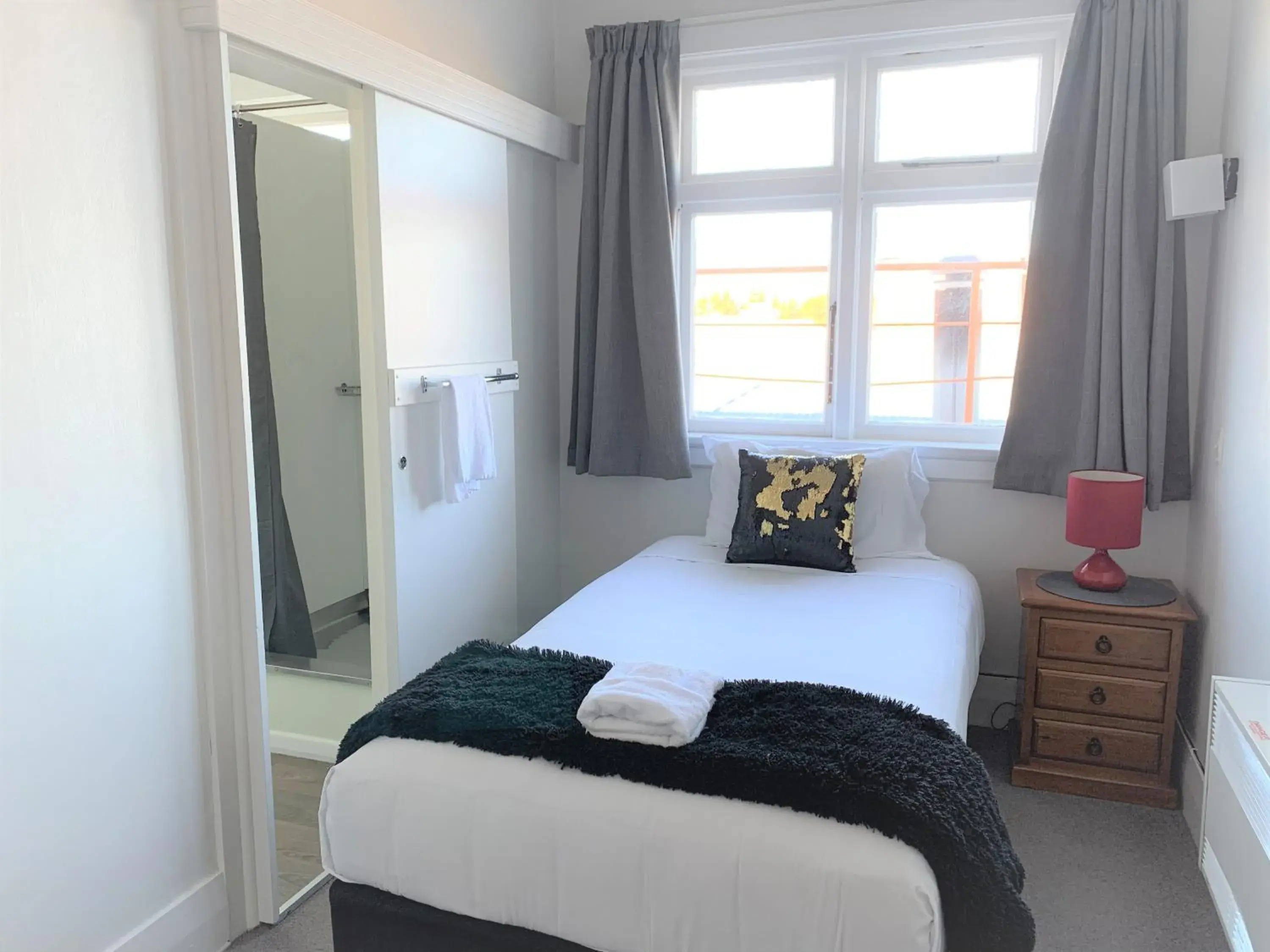 Single Room with Bathroom - single occupancy in Ranfurly Hotel Single Room with Bathroom - single occupancy in Ranfurly Hotel