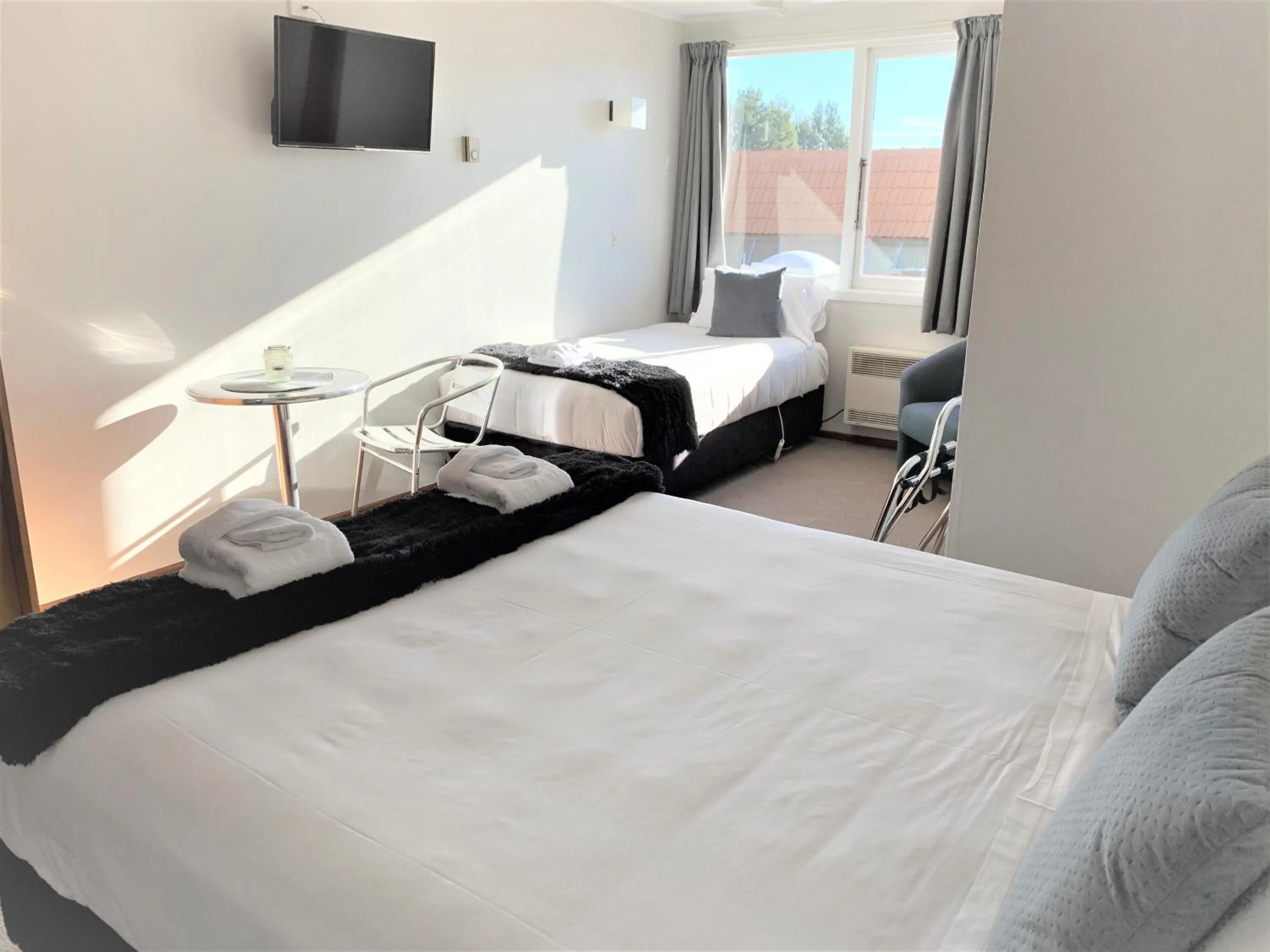 Photo of the whole room, Bed in Ranfurly Hotel