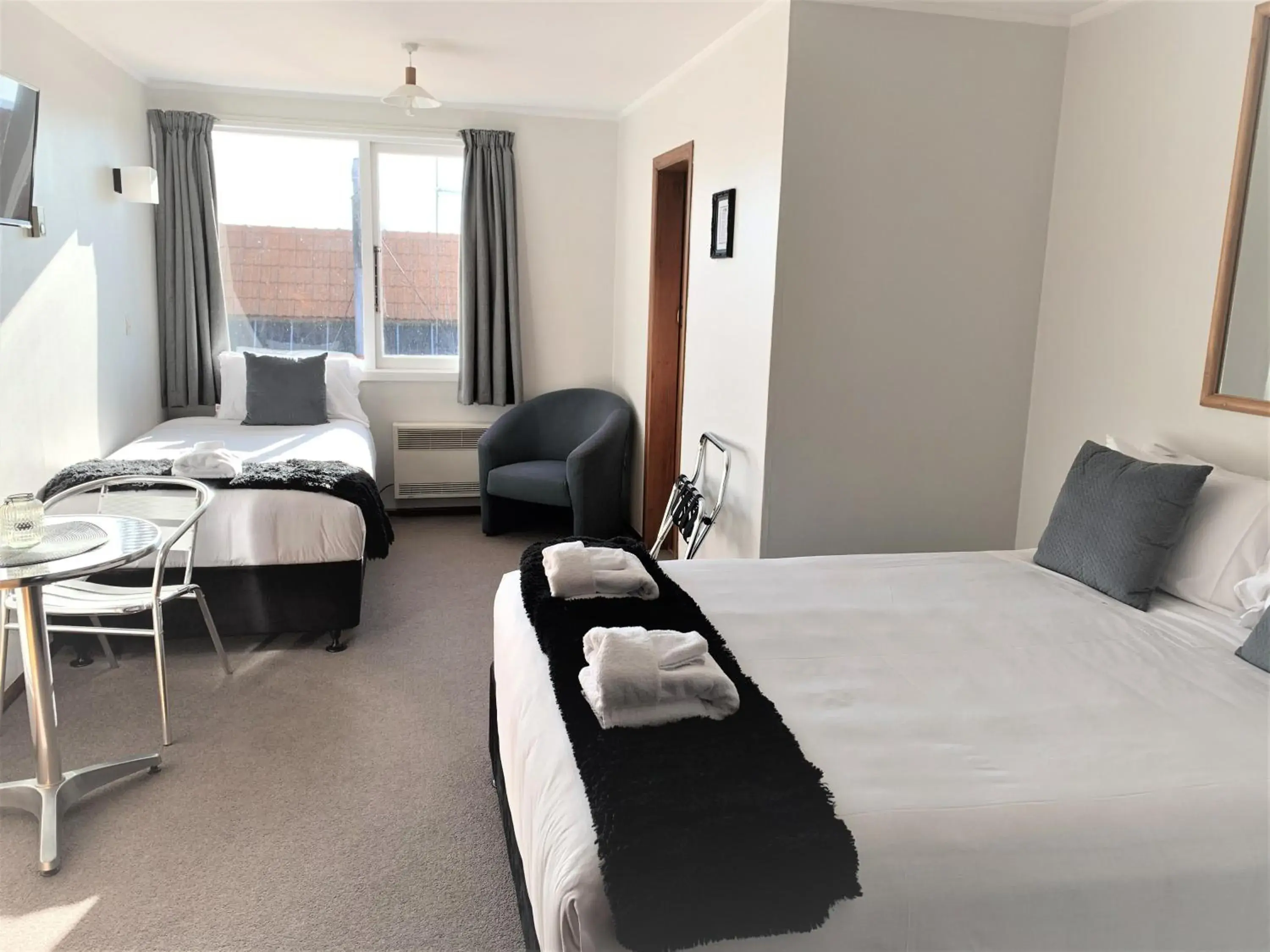 Triple Room with Private Bathroom in Ranfurly Hotel Triple Room with Private Bathroom in Ranfurly Hotel