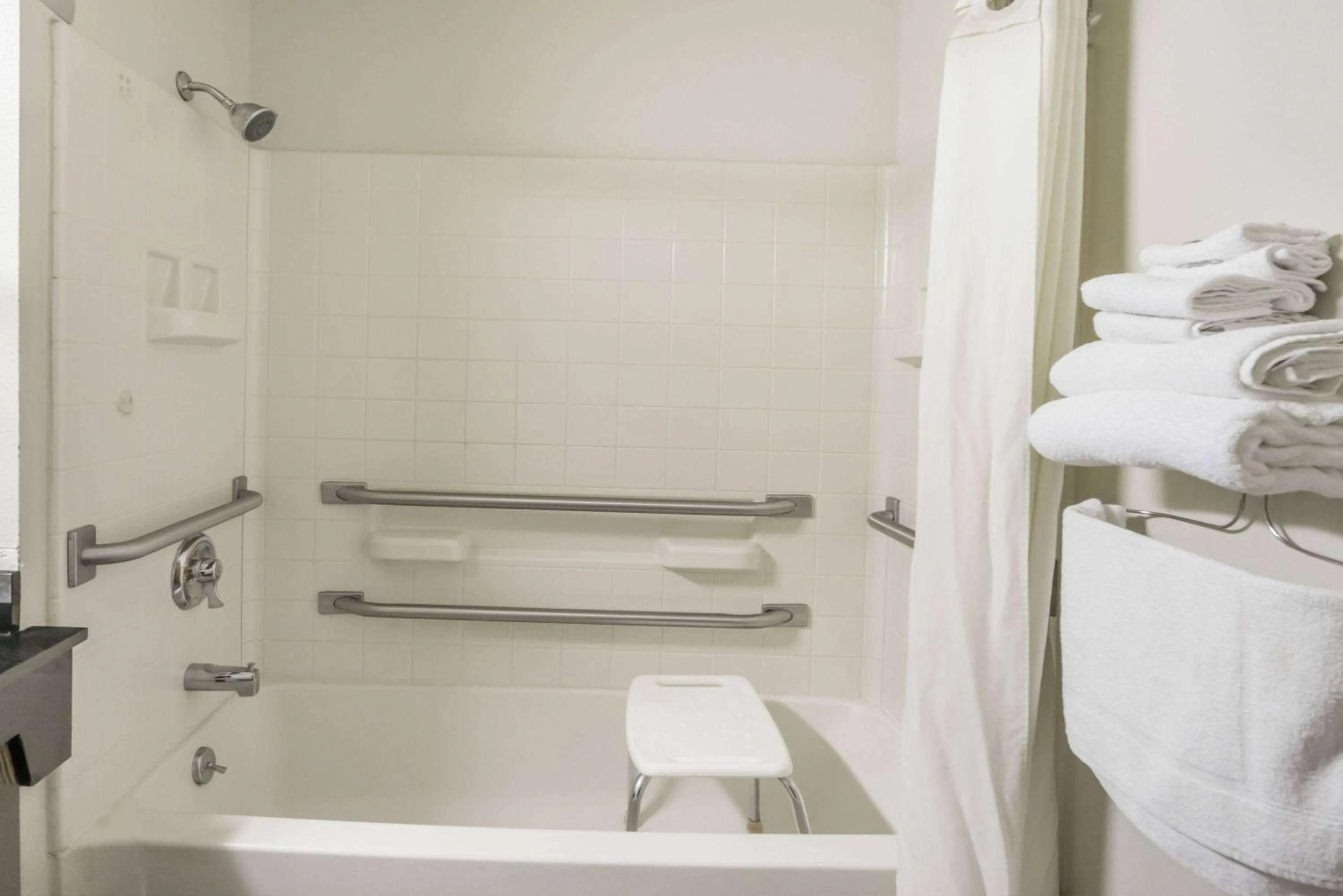 Shower in Super 8 by Wyndham Munfordville KY