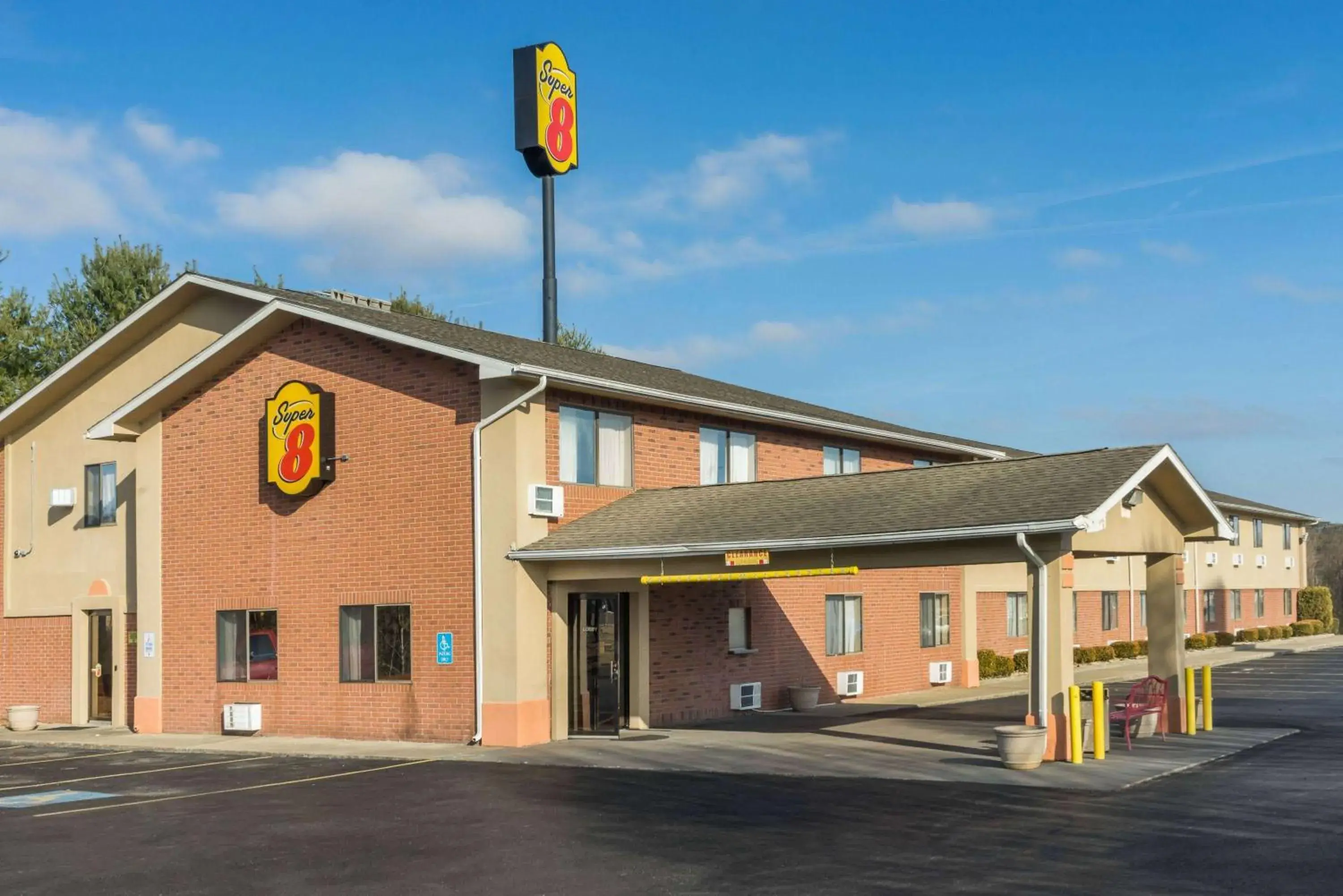 Property building in Super 8 by Wyndham Munfordville KY Property building in Super 8 by Wyndham Munfordville KY