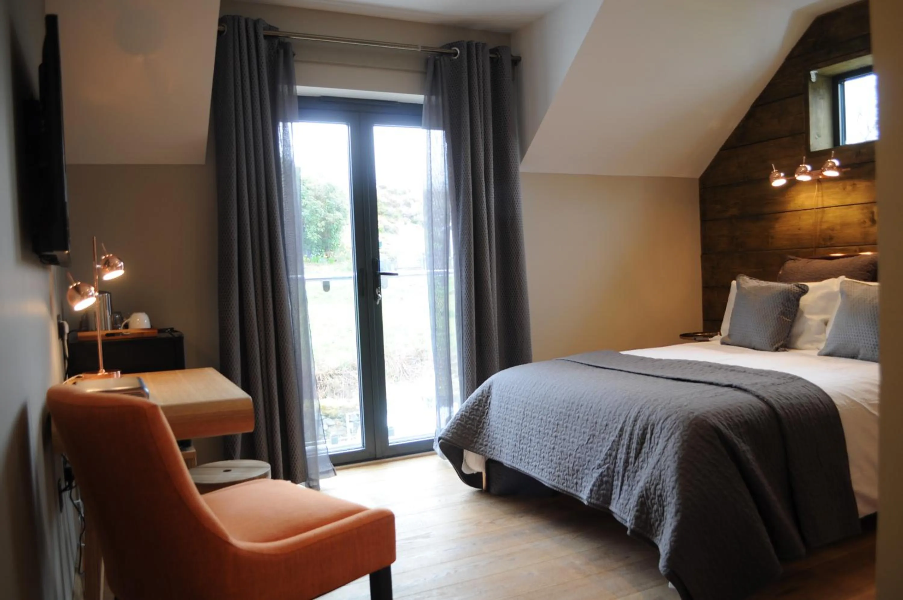 Photo of the whole room, Bed in The Corran