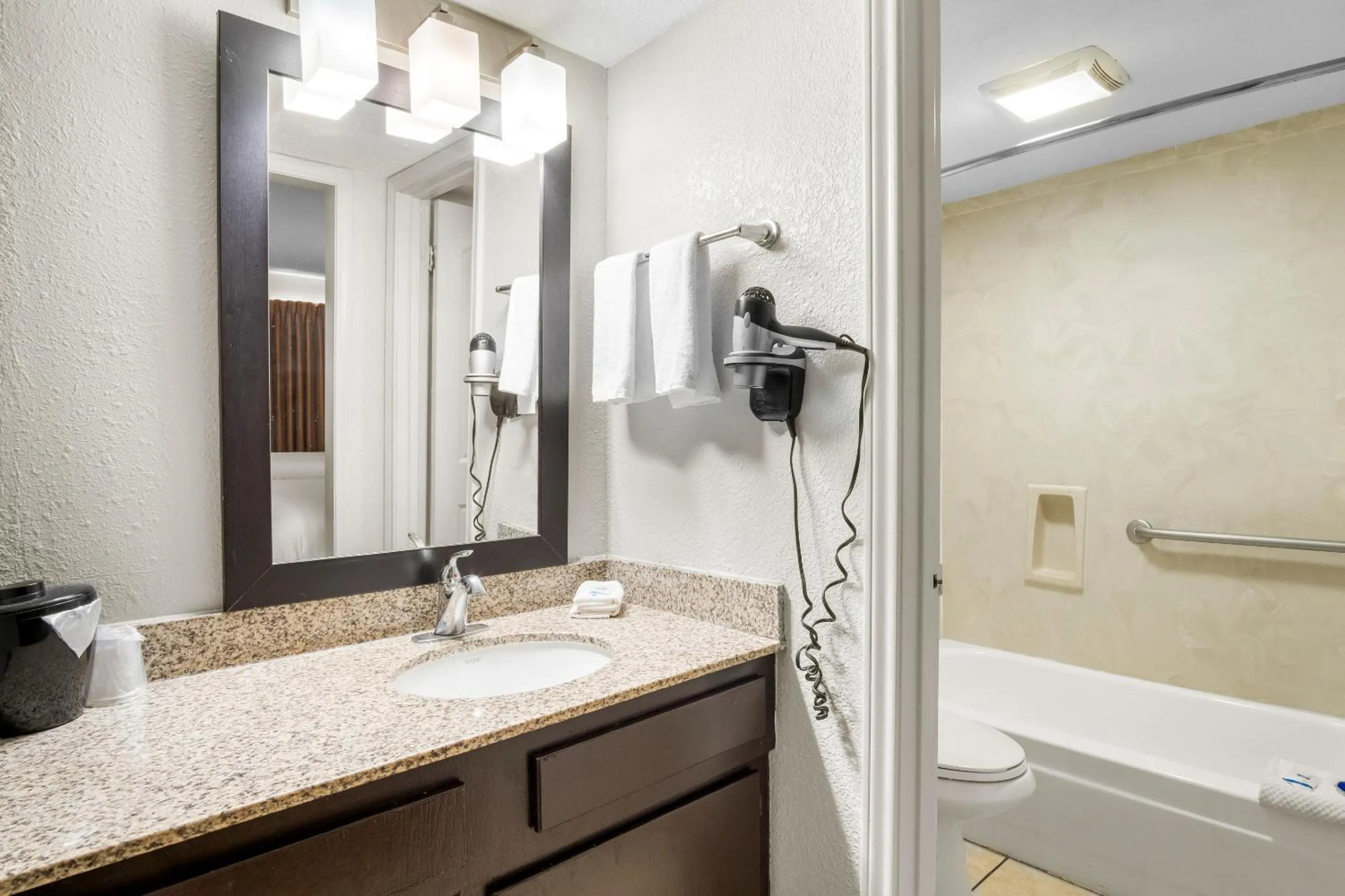 Rodeway Inn Waco Downtown near University