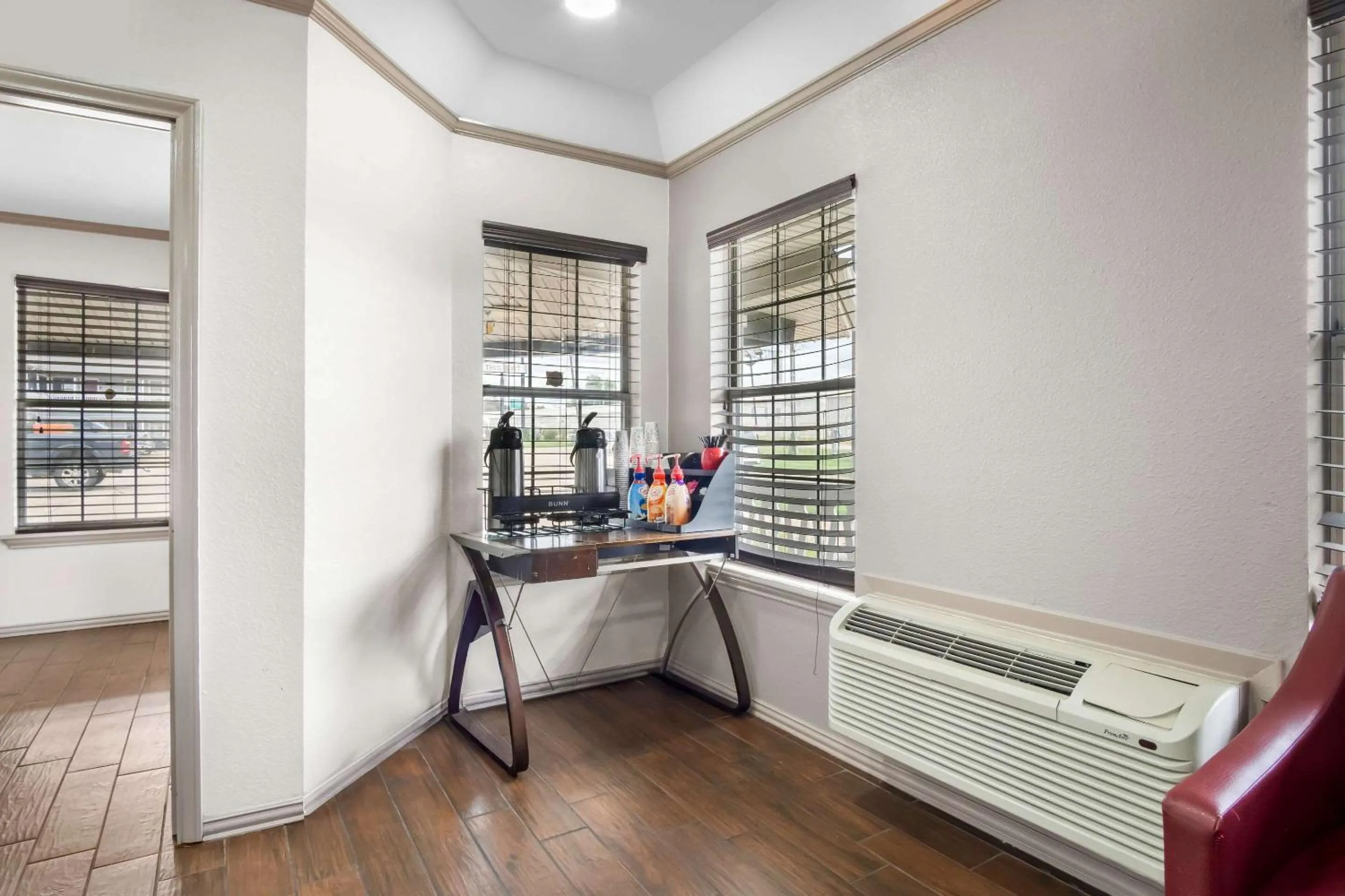 Breakfast in Rodeway Inn Waco Downtown near University