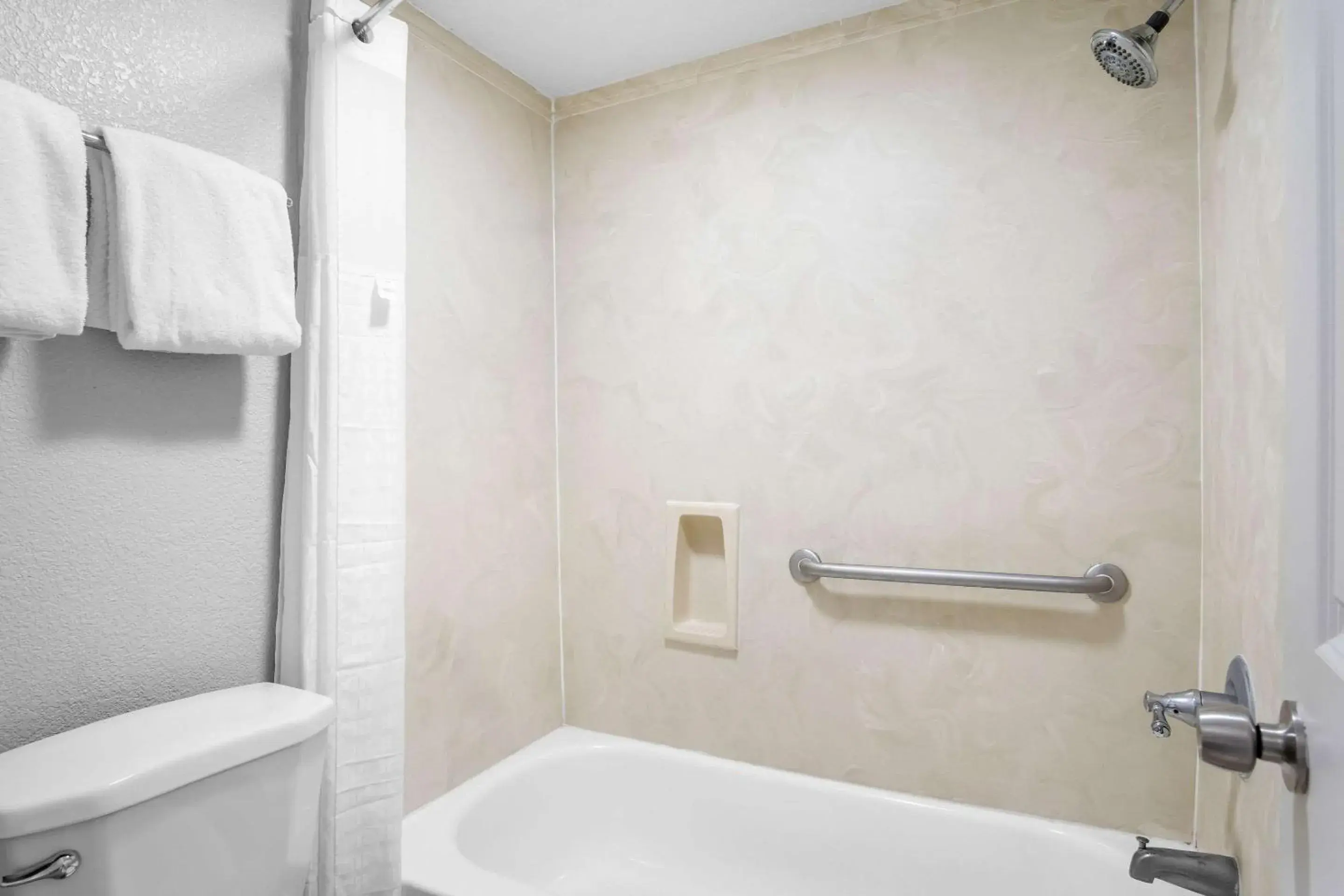 Bedroom in Rodeway Inn Waco Downtown near University Bedroom in Rodeway Inn Waco Downtown near University