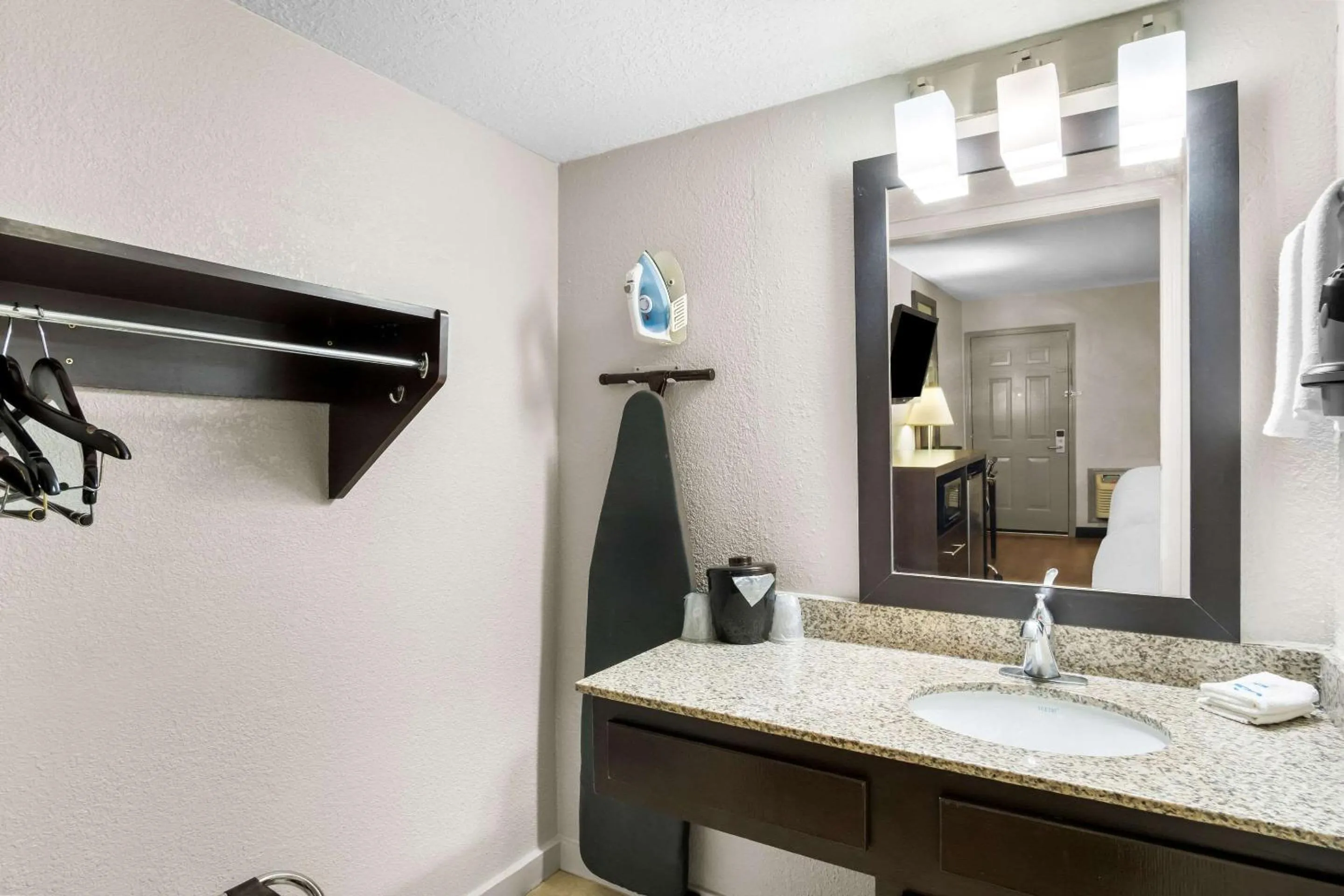 Bedroom in Rodeway Inn Waco Downtown near University