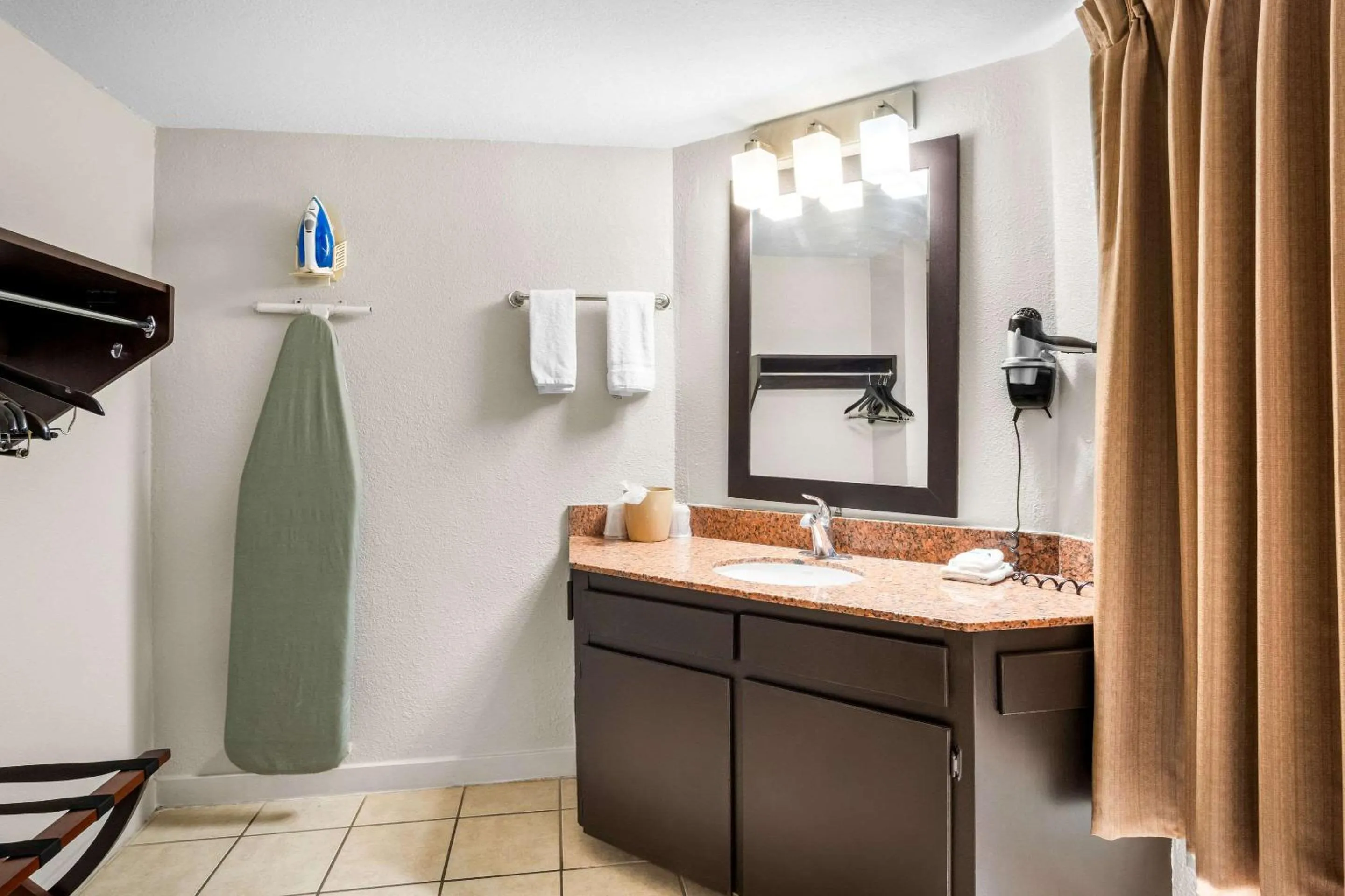 Bedroom in Rodeway Inn Waco Downtown near University