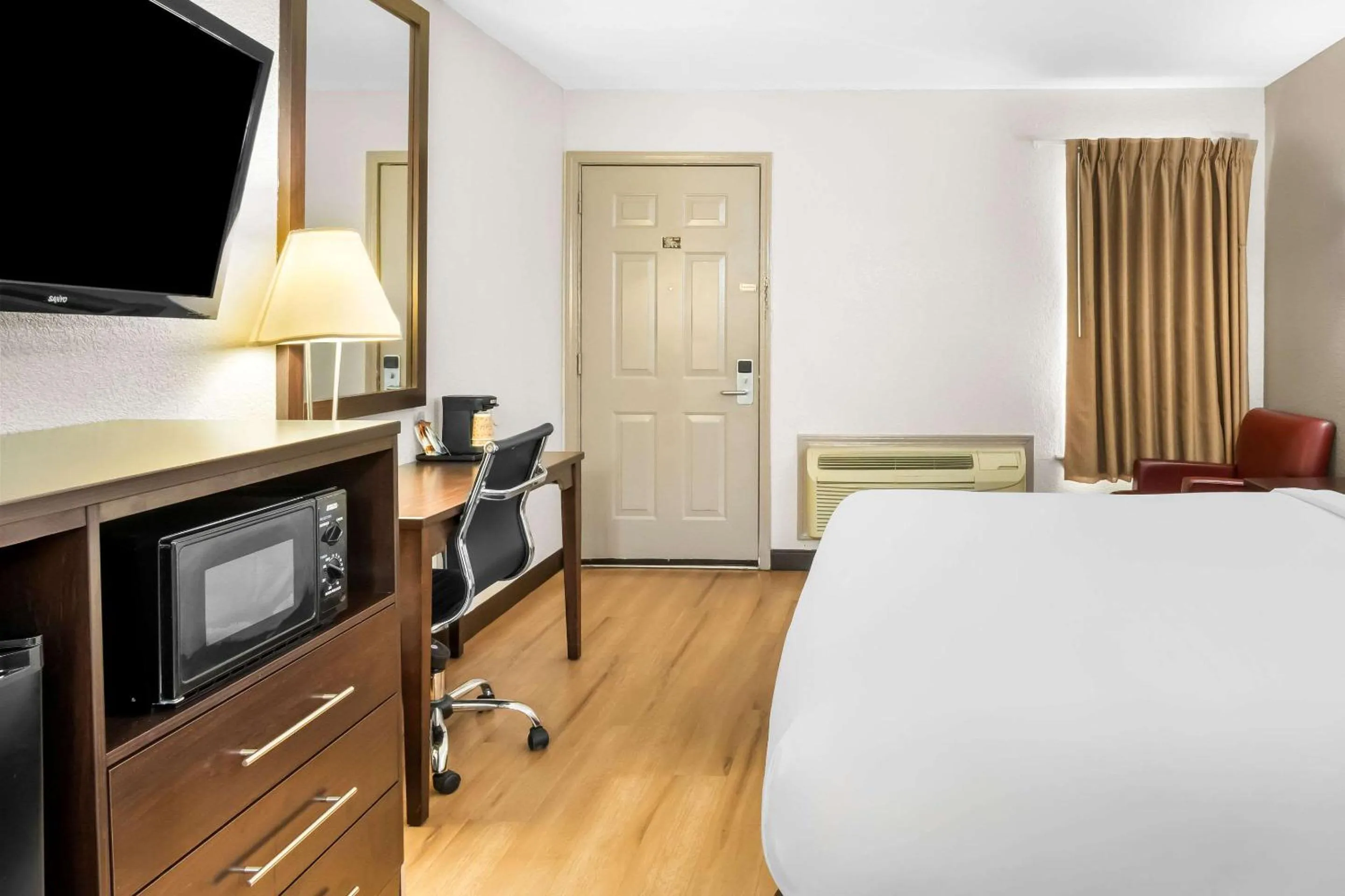 Bedroom, Bed in Rodeway Inn Waco Downtown near University