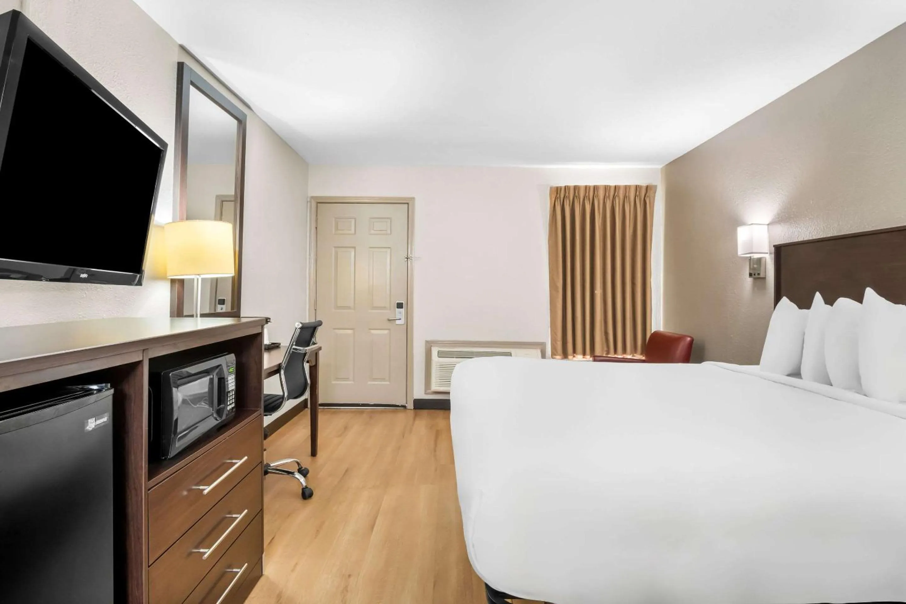 Bedroom, Bed in Rodeway Inn Waco Downtown near University