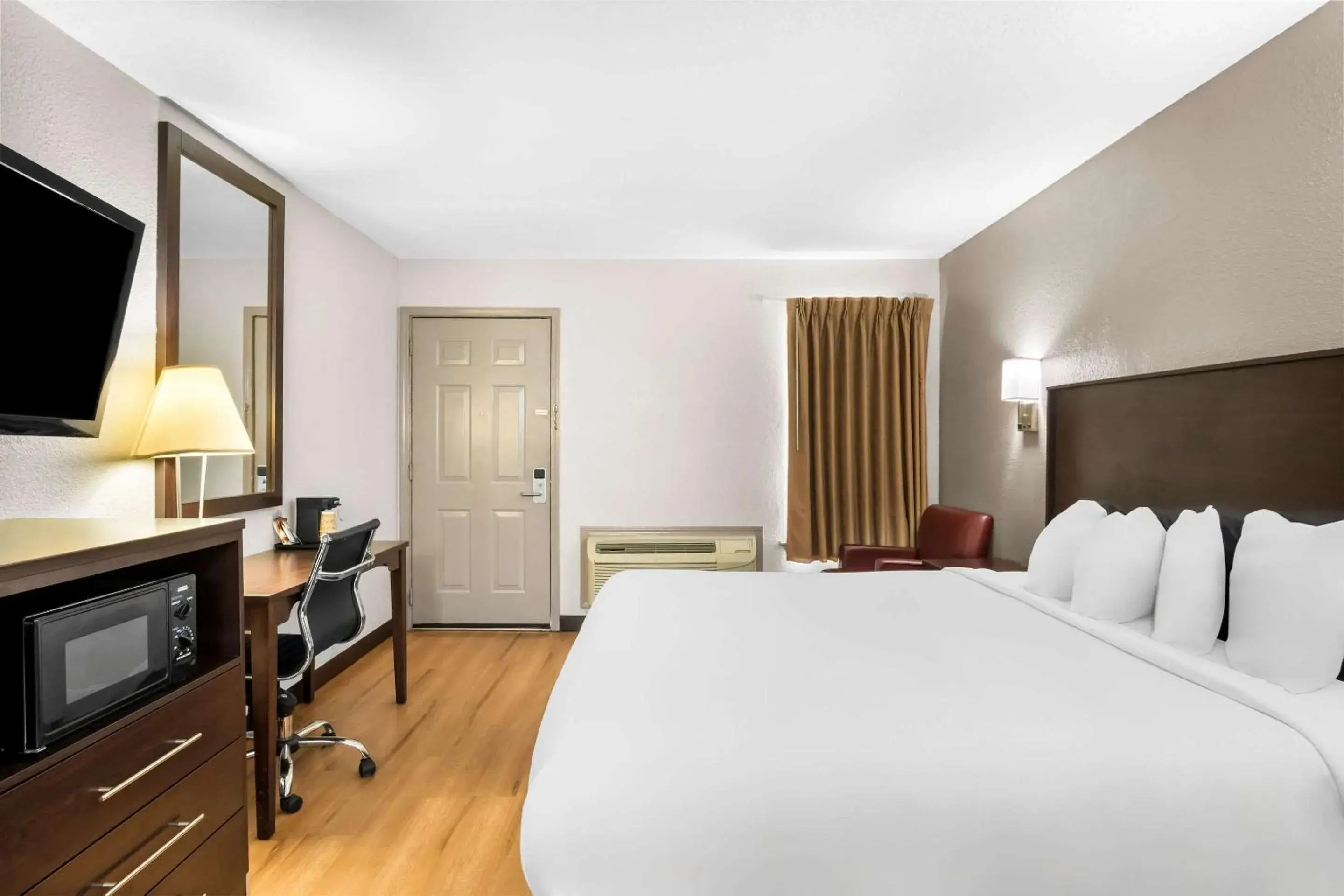 Bedroom, Bed in Rodeway Inn Waco Downtown near University Bedroom, Bed in Rodeway Inn Waco Downtown near University