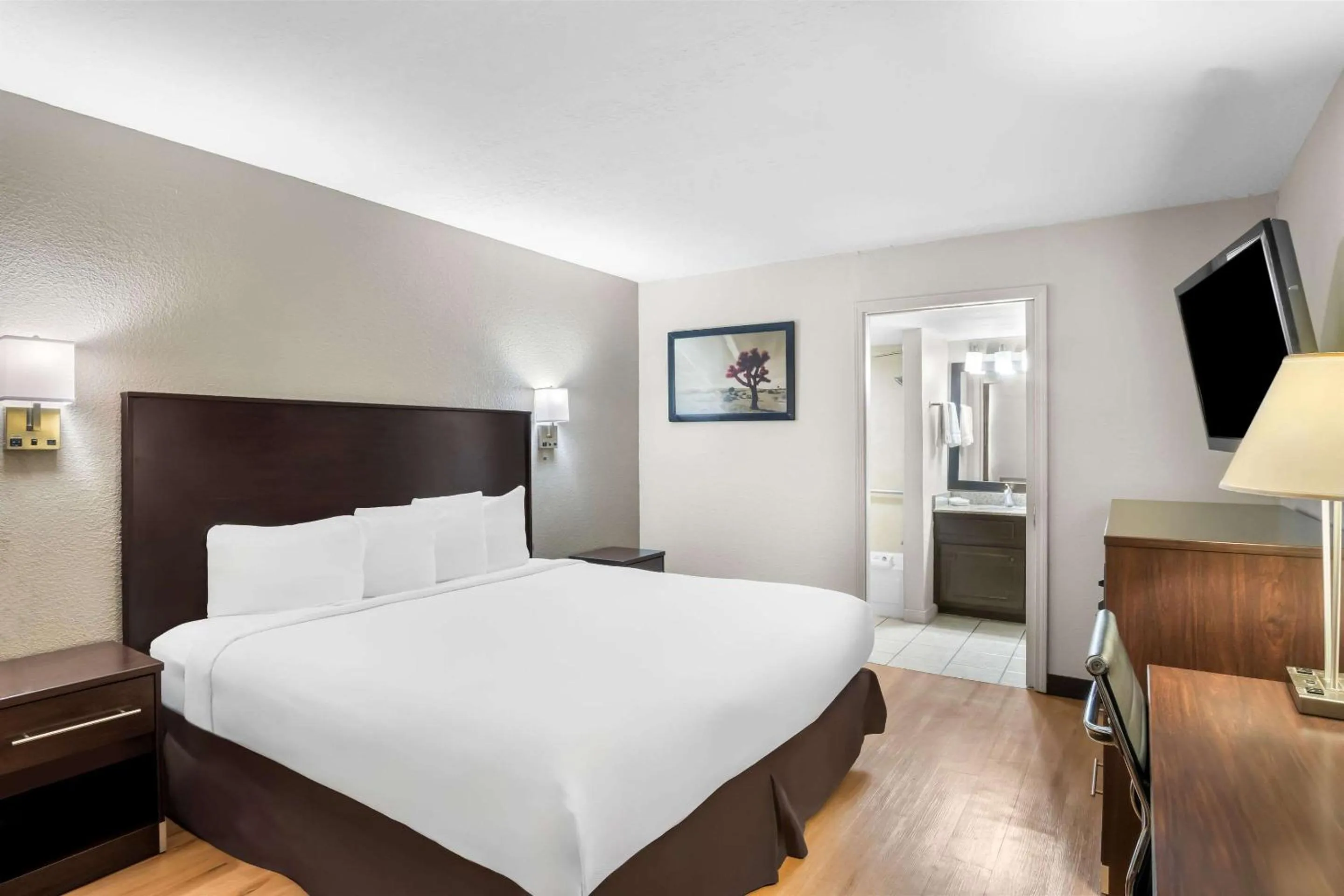 Bedroom, Bed in Rodeway Inn Waco Downtown near University