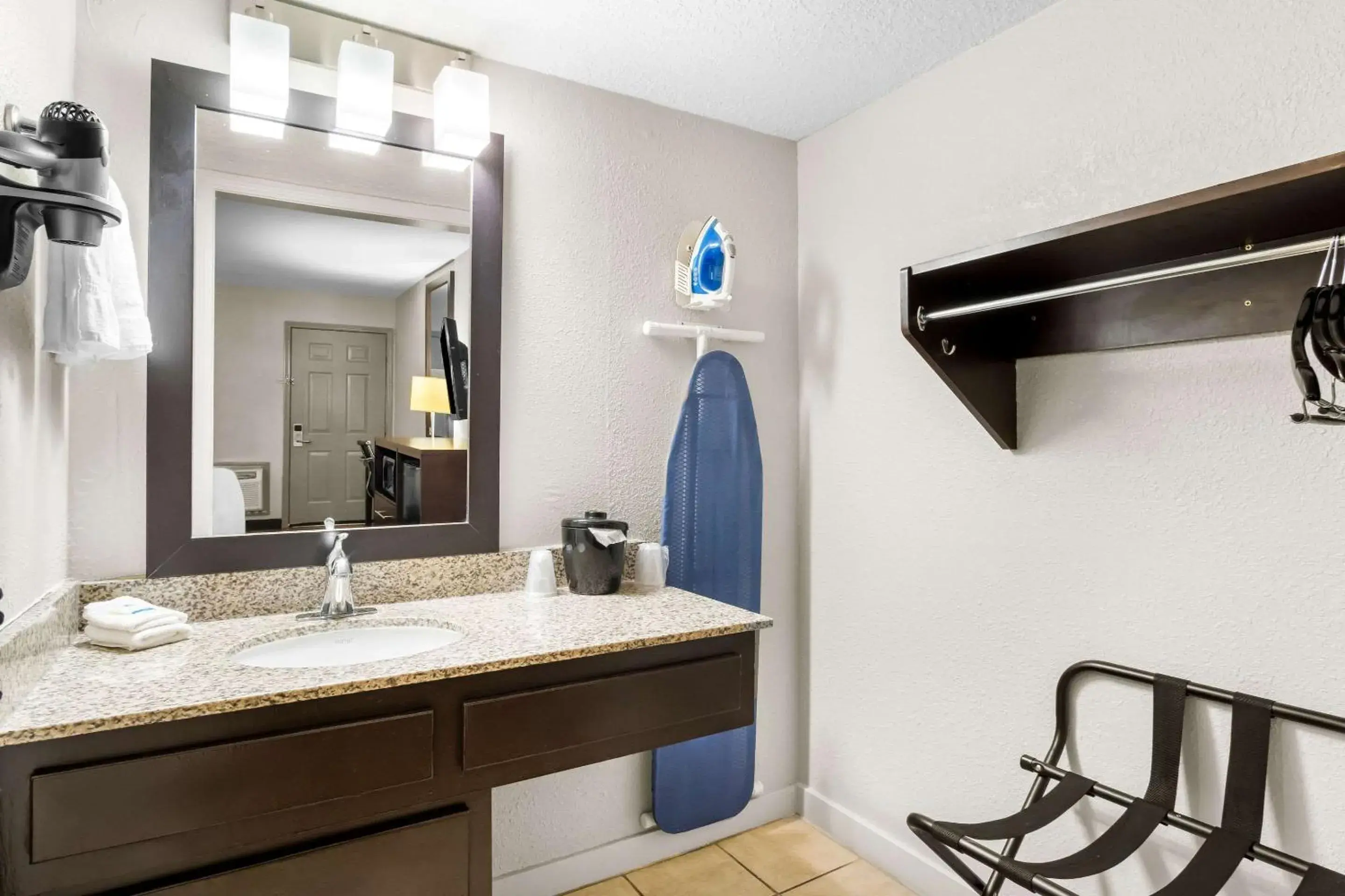 Bedroom in Rodeway Inn Waco Downtown near University Bedroom in Rodeway Inn Waco Downtown near University