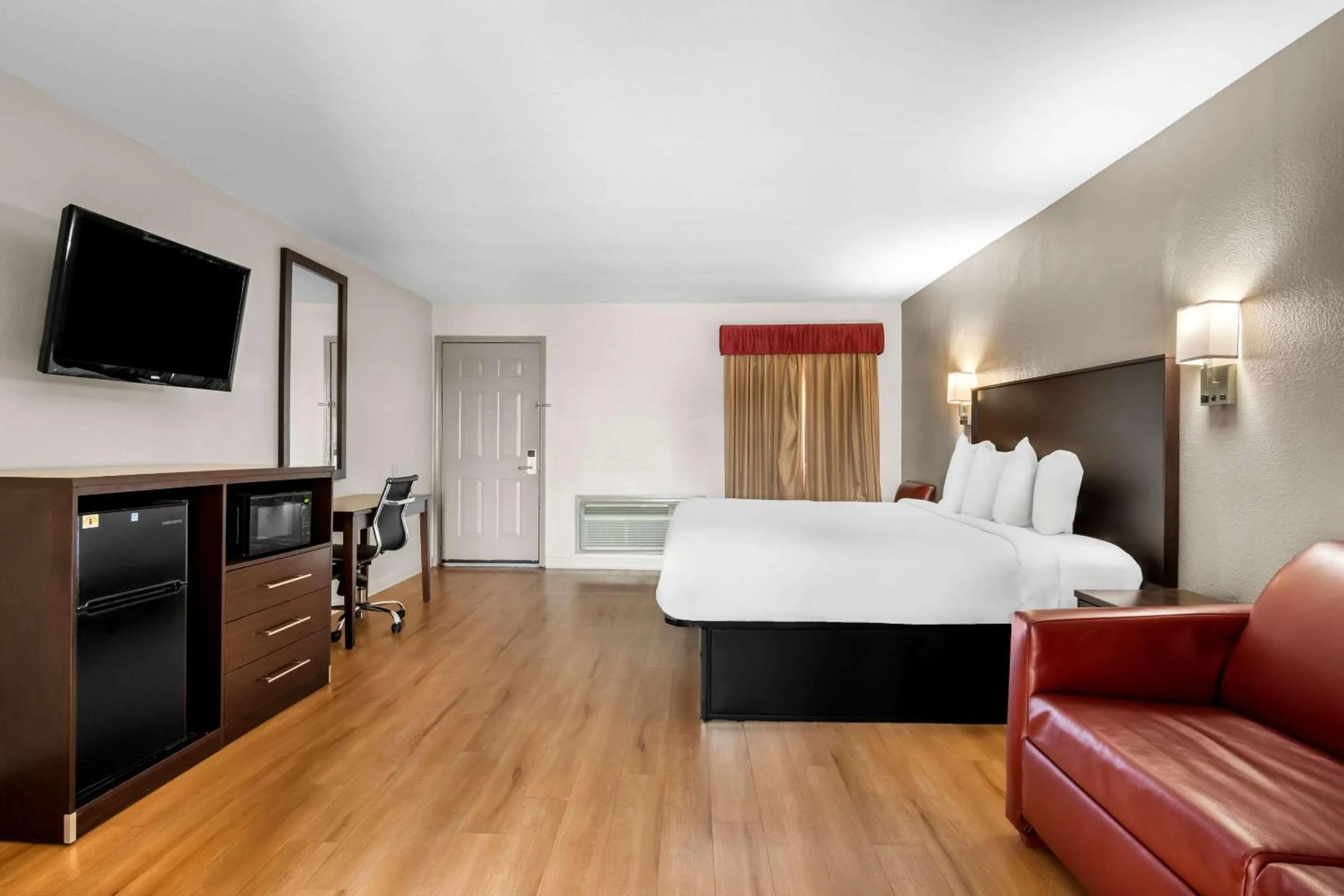 Bedroom, Bed in Rodeway Inn Waco Downtown near University