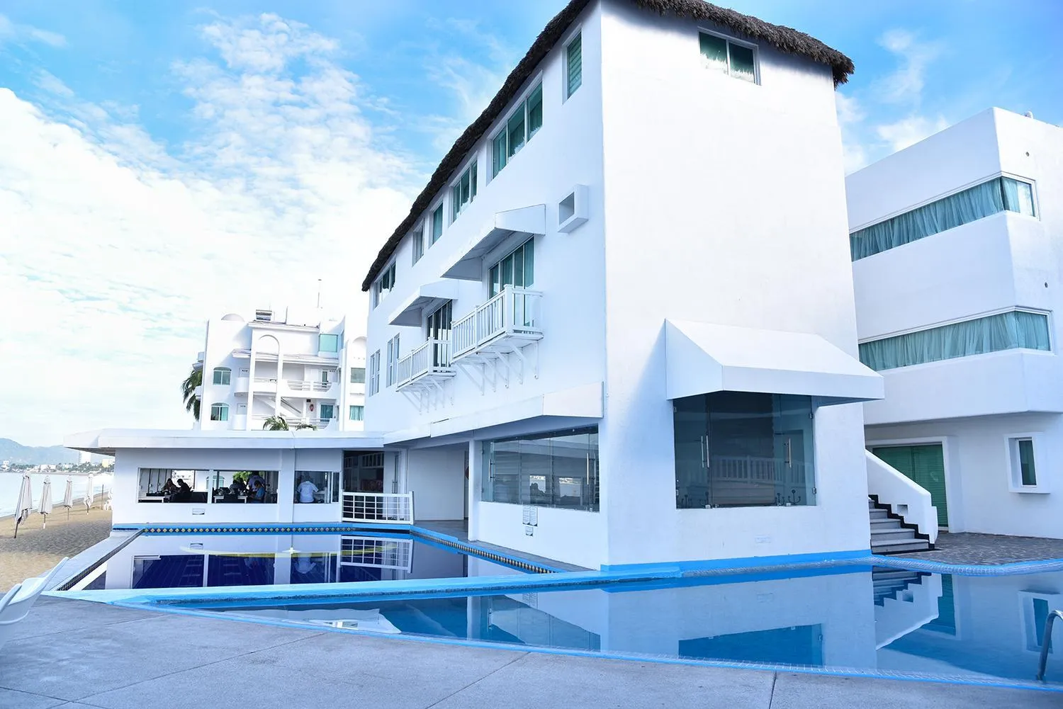 Swimming pool, Property Building in Best Western Plus Luna del Mar