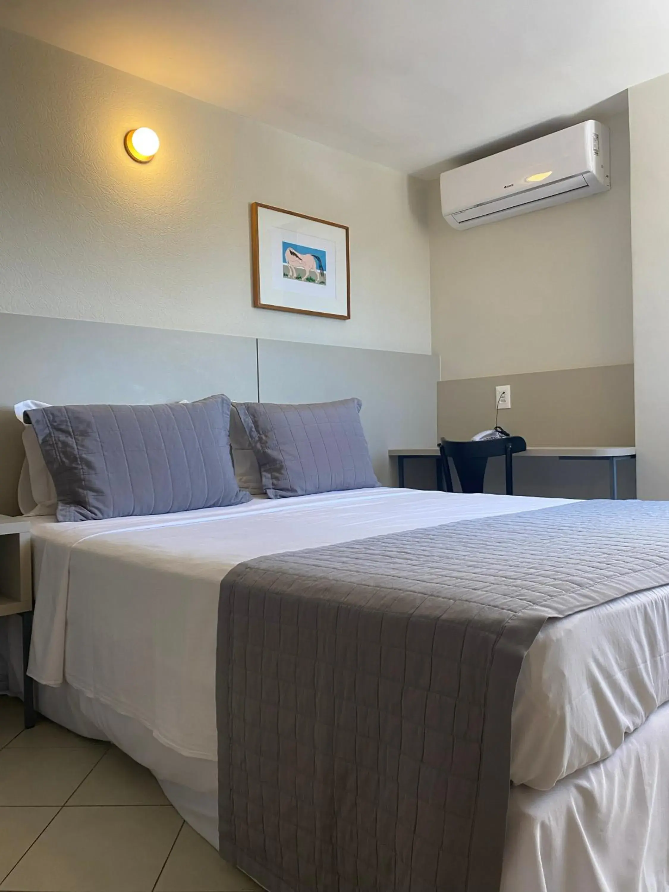 Bed in Malibu Plaza Hotel Bed in Malibu Plaza Hotel